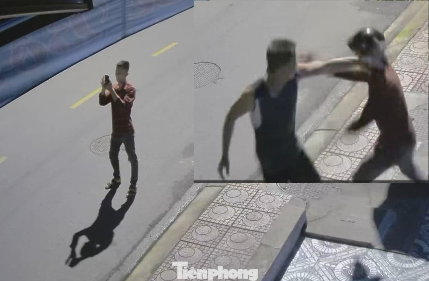 Thanh niên đứng chụp hình trên đường và bị người đàn ông đánh đập. Ảnh cắt từ clip