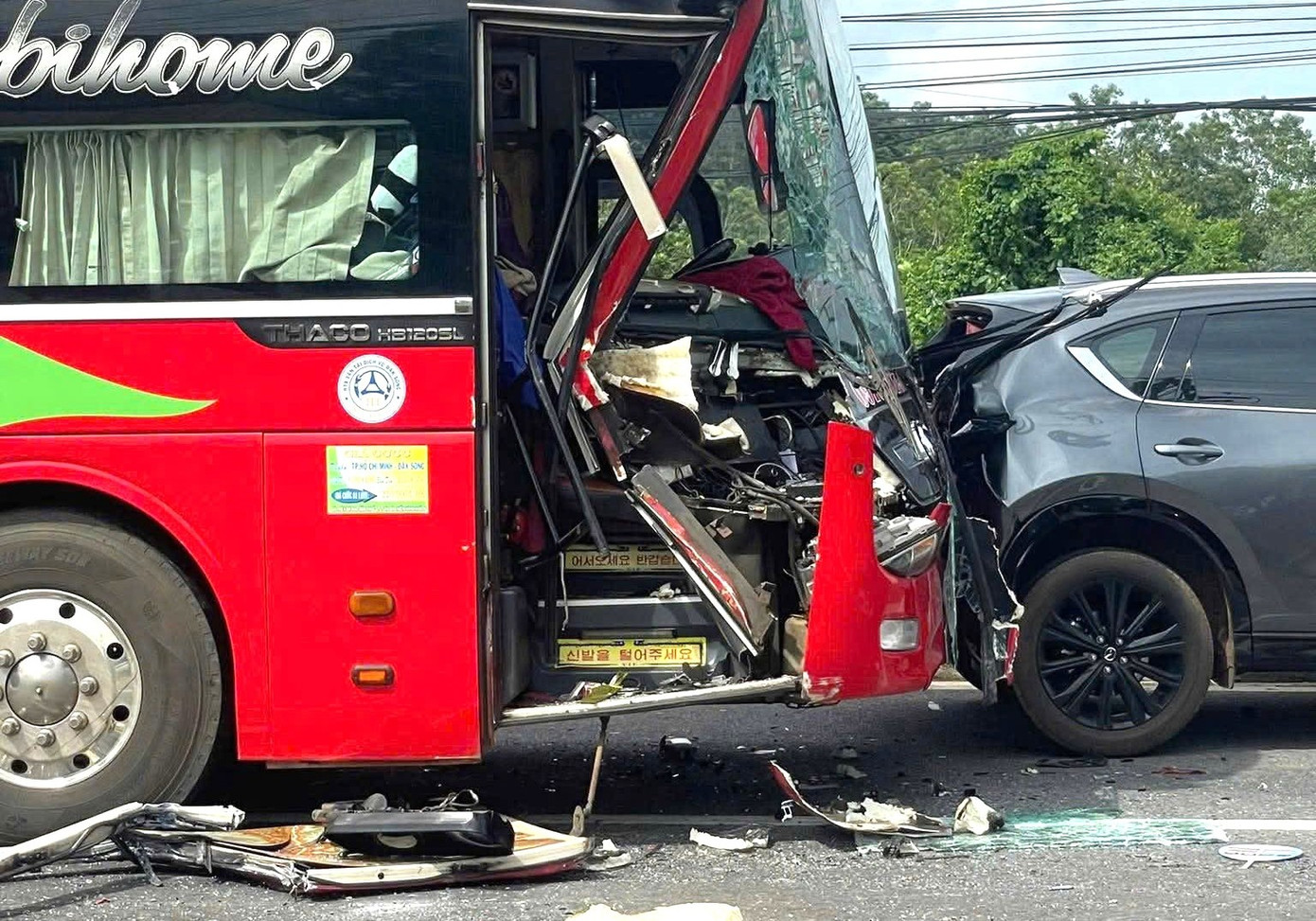 Phần đầu xe khách biến dạng sau va chạm