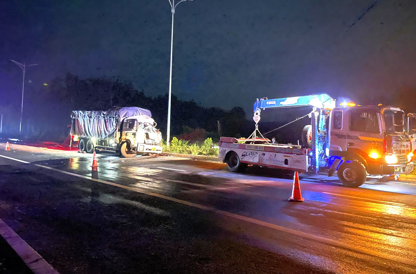 Theo ghi nhận, đoạn đường xảy ra tai nạn khá rộng, mỗi bên khoảng 3 làn xe ngăn cách nhau bởi một con lươn. Tuy nhiên, do một bên đường đang được thi công nên các phương tiện đi theo hai hướng dồn hết sang bên đường còn lại. Khu vực xảy ra tai nạn, đường có hệ thống đèn chiếu sáng nhưng chưa bật.