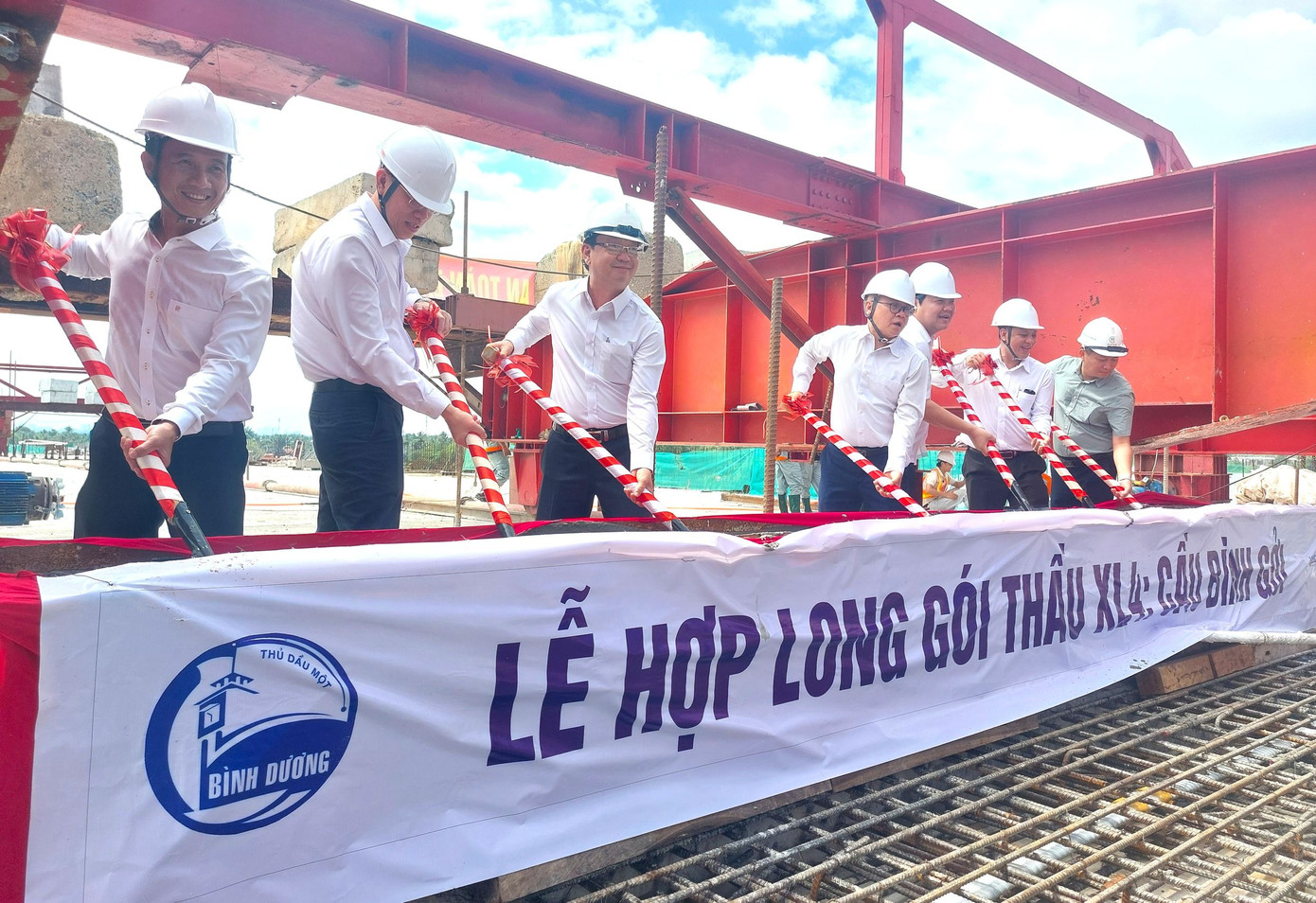 Sáng 28/6, tỉnh Bình Dương tổ chức lễ hợp long công trình cầu Bình Gởi vượt sông Sài Gòn nối Bình Dương với TPHCM. Sáng 28/6, tỉnh Bình Dương tổ chức lễ hợp long công trình cầu Bình Gởi vượt sông Sài Gòn nối Bình Dương với TPHCM.