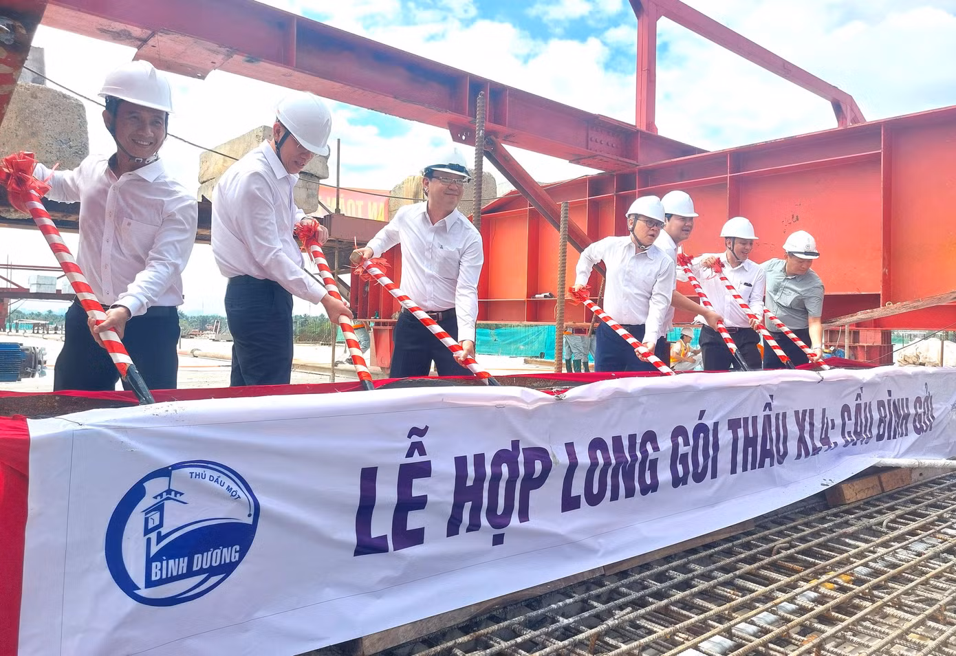 Sáng 28/6, tỉnh Bình Dương tổ chức lễ hợp long công trình cầu Bình Gởi vượt sông Sài Gòn nối Bình Dương với TPHCM.