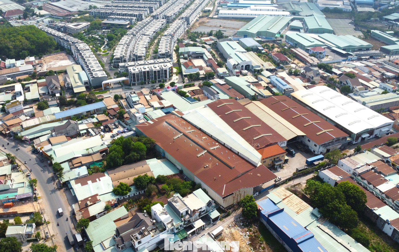 Việc di dời doanh nghiệp ra khỏi khu dân cư là chủ trương đúng đắn, nhận được sự đồng tình của cả doanh nghiệp và người dân địa phương Việc di dời doanh nghiệp ra khỏi khu dân cư là chủ trương đúng đắn, nhận được sự đồng tình của cả doanh nghiệp và người dân địa phương