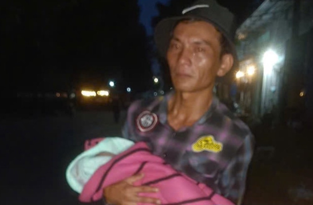 Hình ảnh người đàn ông ôm con mới sinh đi tìm vợ. Hình ảnh người đàn ông ôm con mới sinh đi tìm vợ.