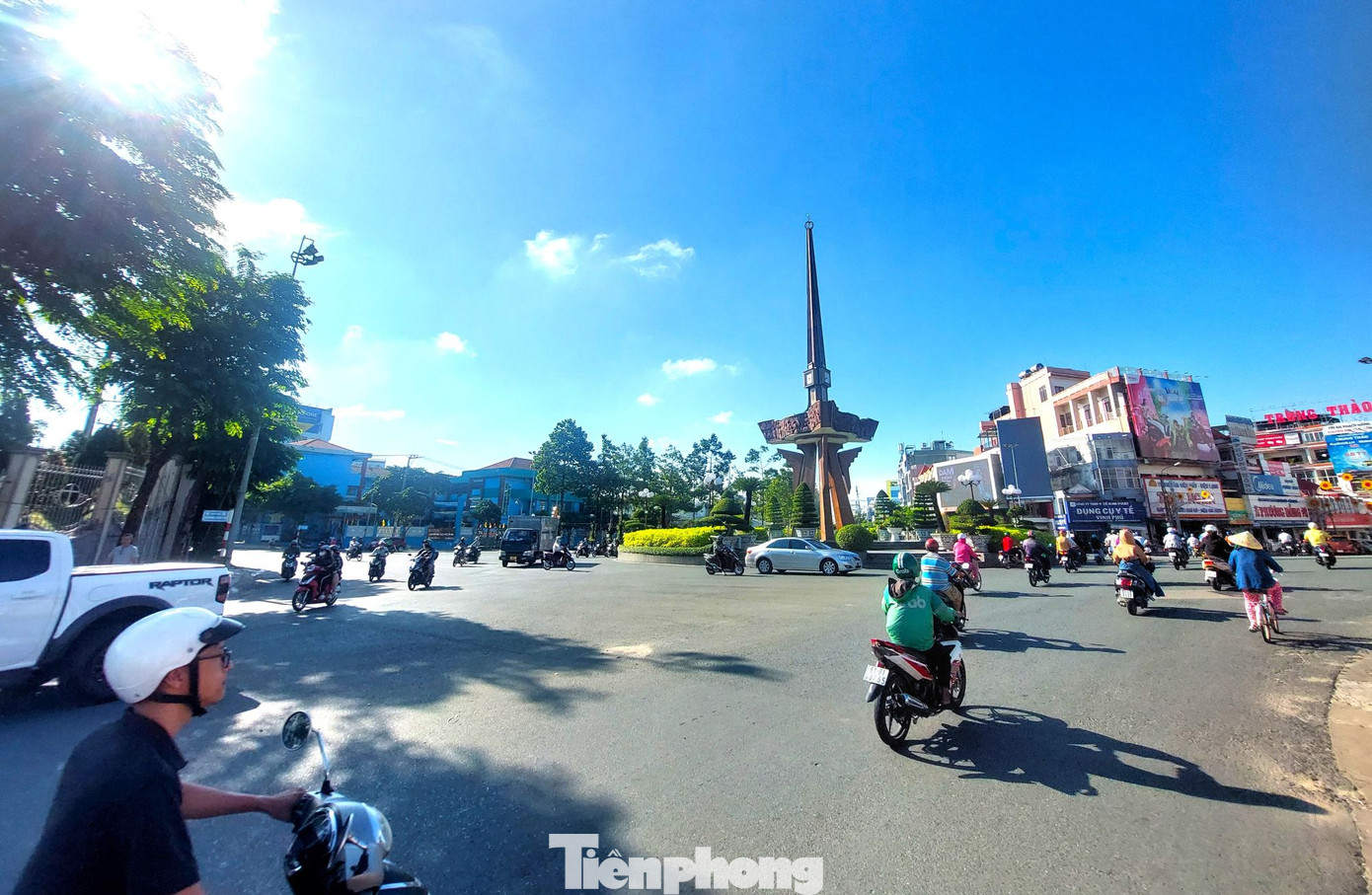 Có khoảng 40 tuyến đường trên địa bàn TP Thủ Dầu Một đã thực hiện cải tạo lưới chắn rác miệng thu nước. Đối với 1.885 tuyến đường do các phường quản lý đều được đầu tư nâng cấp bê tông hóa, nhựa hóa và đầu tư hệ thống chiếu sáng. Có khoảng 40 tuyến đường trên địa bàn TP Thủ Dầu Một đã thực hiện cải tạo lưới chắn rác miệng thu nước. Đối với 1.885 tuyến đường do các phường quản lý đều được đầu tư nâng cấp bê tông hóa, nhựa hóa và đầu tư hệ thống chiếu sáng.