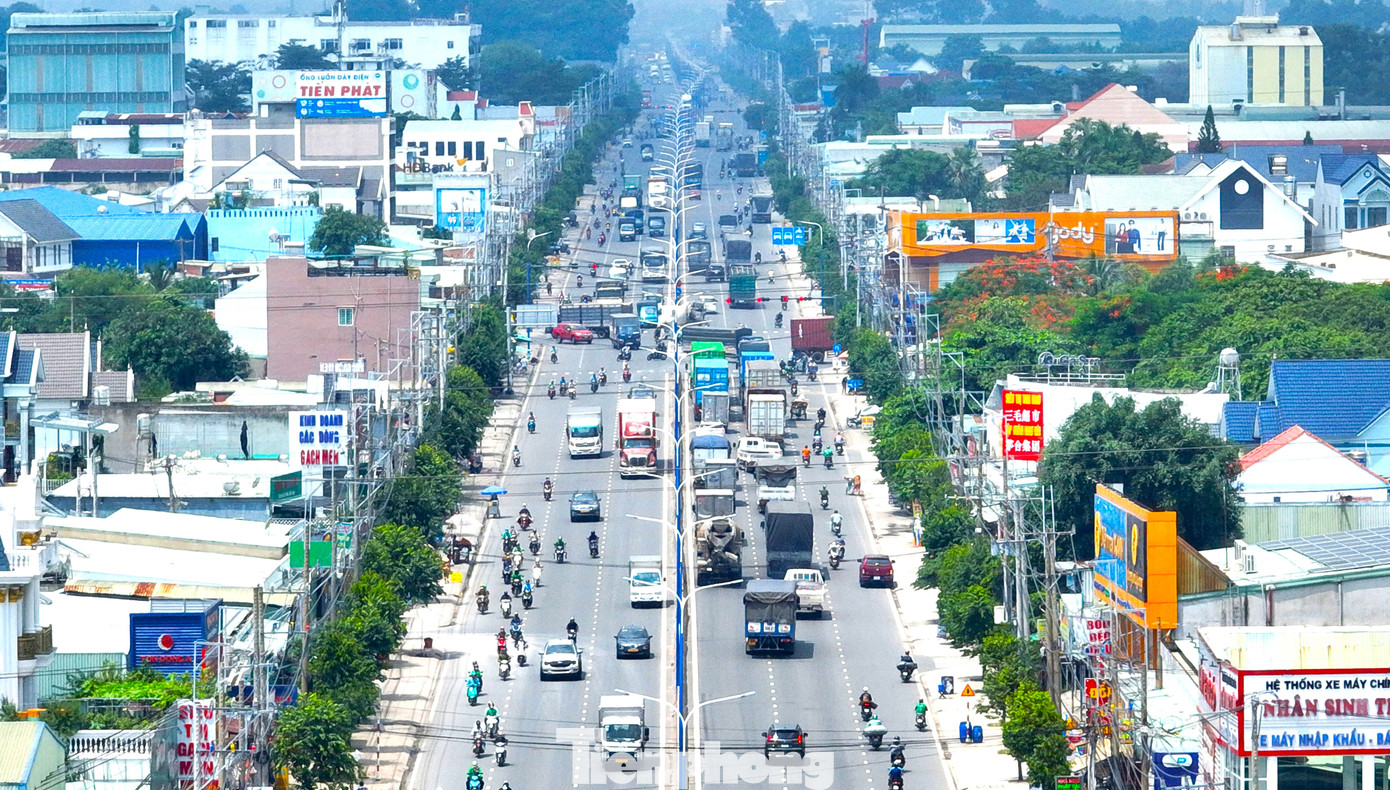 Ngày 20/6, theo ghi nhận của phóng viên báo Tiền Phong, dự án cải tạo, nâng cấp các tuyến ĐT.743, ĐT.746 và ĐT.747B ở Bình Dương được triển khai từ năm 2023, đến nay đã hoàn thành, đưa vào sử dụng. Trong ảnh là đường ĐT.743.