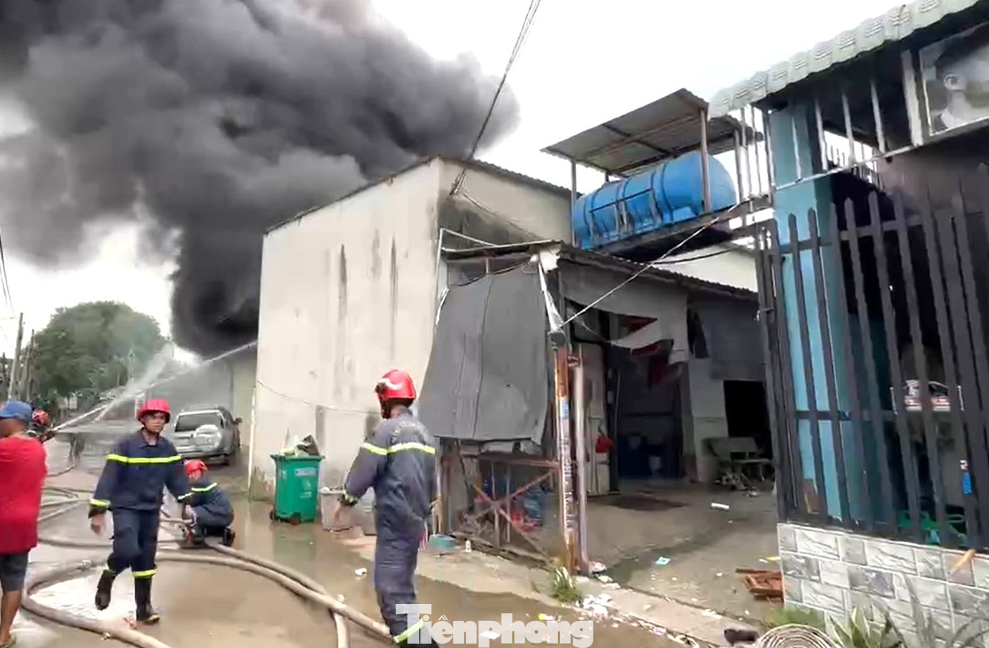 Xưởng phế liệu bị cháy bên cạnh khu nhà trọ