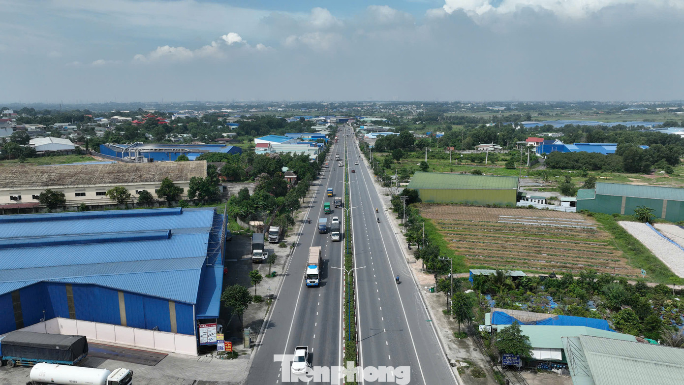 Đường ĐT.747B đi qua các khu công nghiệp, cảng sông, kết nối với tỉnh Đồng Nai.