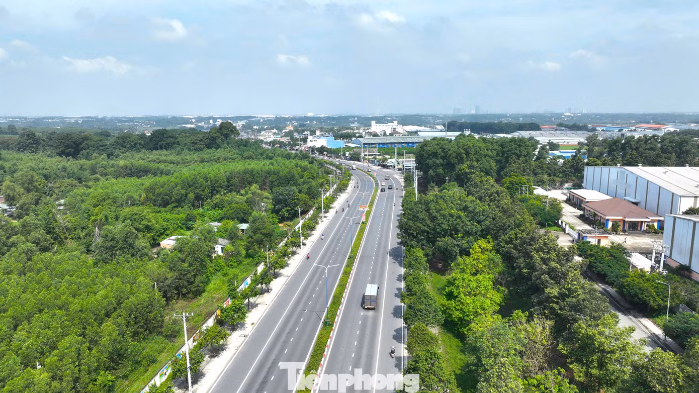 Tuyến ĐT. 746, dài 15km với tổng giá trị xây dựng 720 tỷ đồng, kết nối các huyện phía Bắc của tỉnh Bình Dương như TP.Tân Uyên, huyện Bắc Tân Uyên, huyện Phú Giáo, huyện Bàu Bàng. Trong ảnh là đường ĐT.746.
