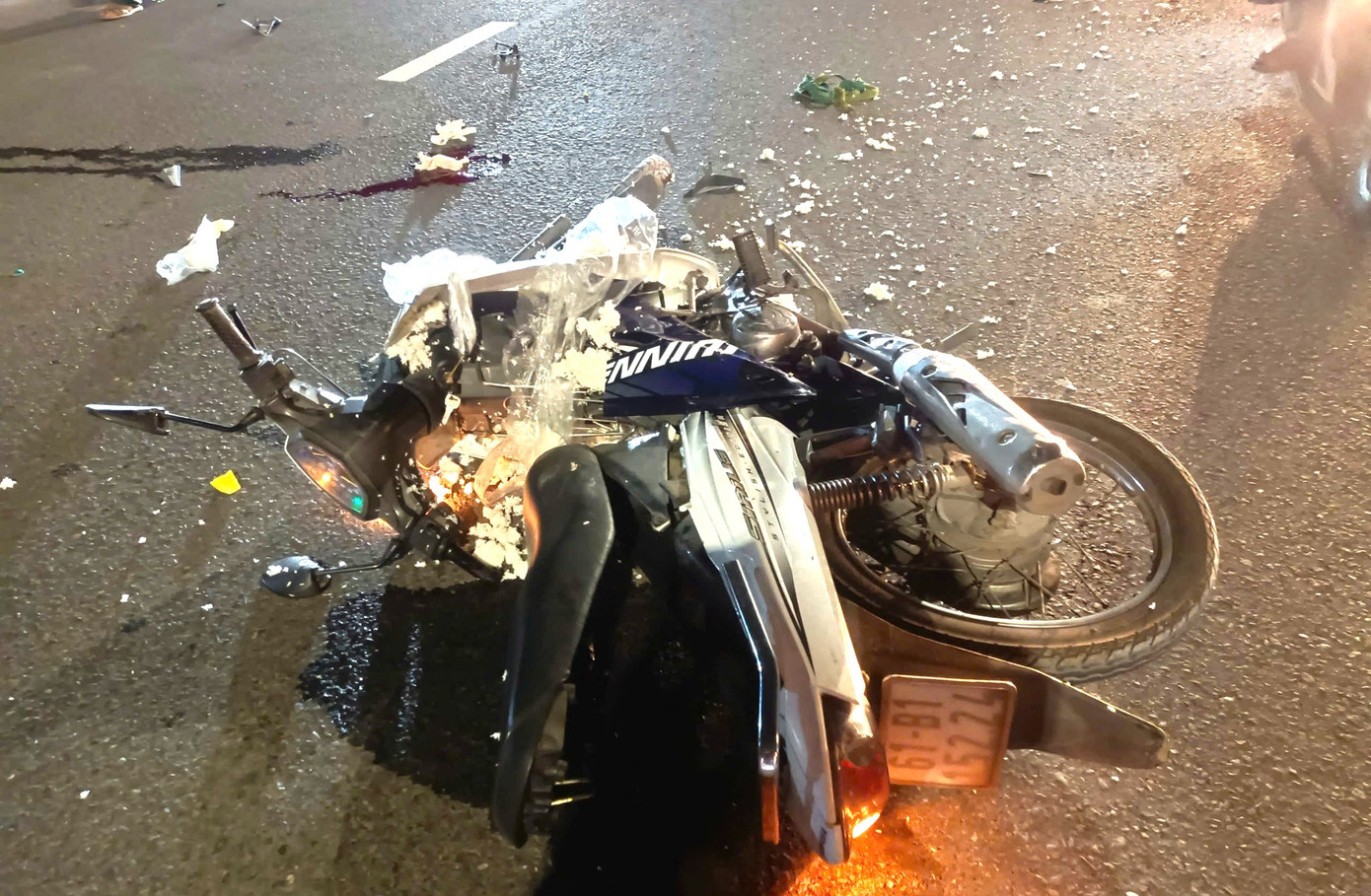 Chiếc xe máy quay đầu bị tông trúng Chiếc xe máy quay đầu bị tông trúng