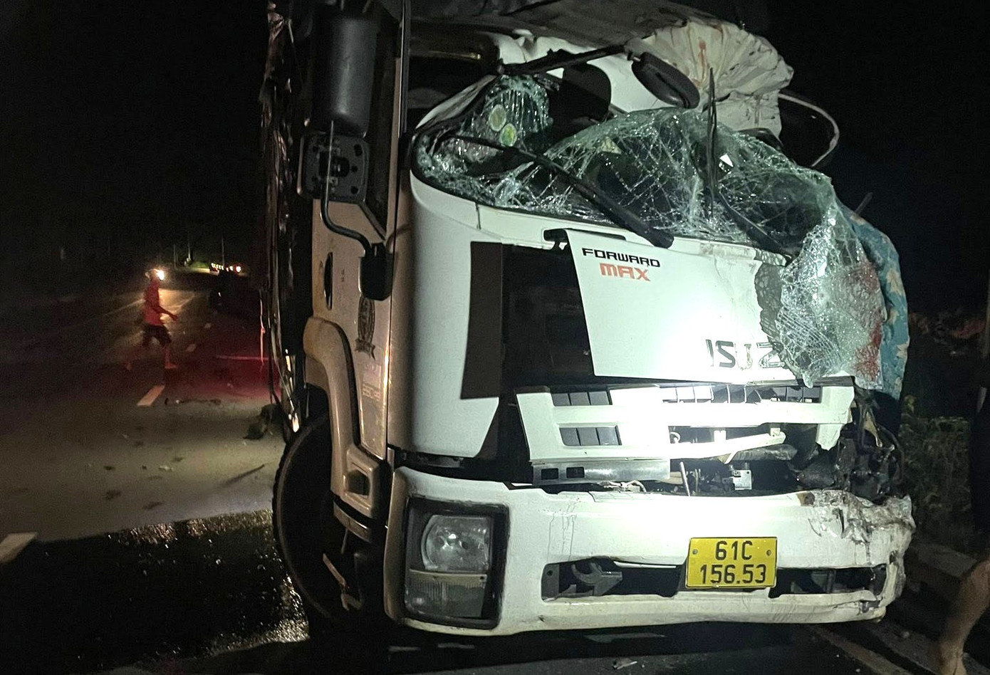 Vụ tai nạn còn khiến 3 người khác ngồi 2 xe tải bị thương nặng. Những người bị thương đã được đưa đến bệnh viện cấp cứu.