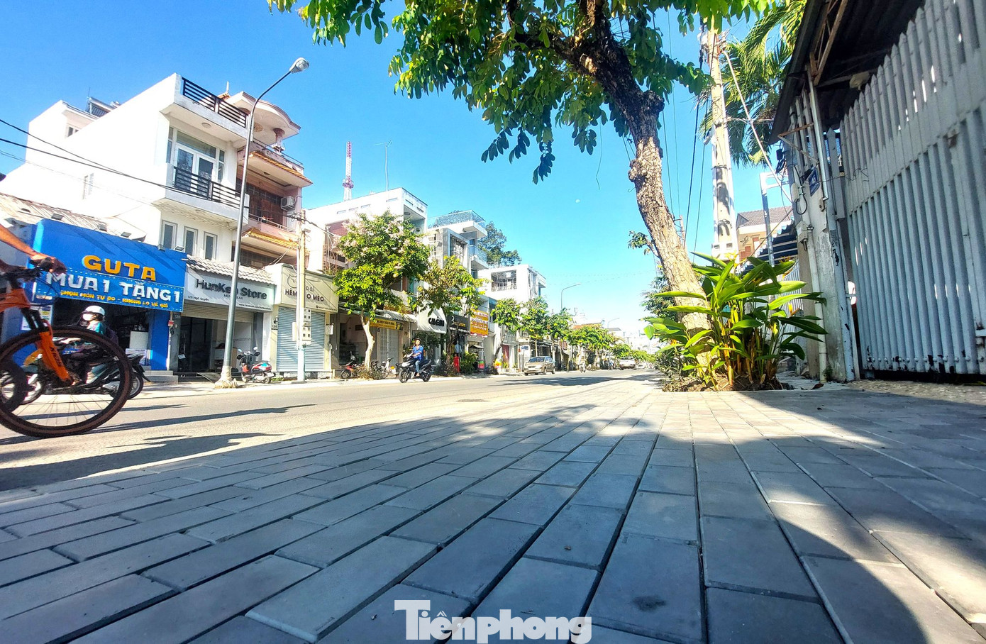 “Trước đây, đường Cách Mạng Tháng Tám, vỉa hè sụt lún, hư hỏng, bây giờ được cải tạo, thay mới gạch, đi lại thông thoáng, người dân nơi đây phấn khởi lắm”- ông Tuấn (ngụ phường Hiệp Thành, TP Thủ Dầu Một) chia sẻ. “Trước đây, đường Cách Mạng Tháng Tám, vỉa hè sụt lún, hư hỏng, bây giờ được cải tạo, thay mới gạch, đi lại thông thoáng, người dân nơi đây phấn khởi lắm”- ông Tuấn (ngụ phường Hiệp Thành, TP Thủ Dầu Một) chia sẻ.