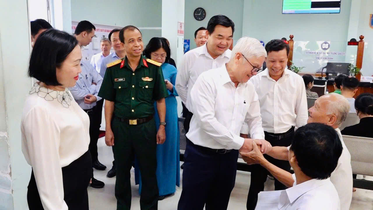 Lãnh đạo tỉnh Bình Dương thăm hỏi người dân đến giải quyết thủ tục hành chính theo mô hình phường mới Lãnh đạo tỉnh Bình Dương thăm hỏi người dân đến giải quyết thủ tục hành chính theo mô hình phường mới