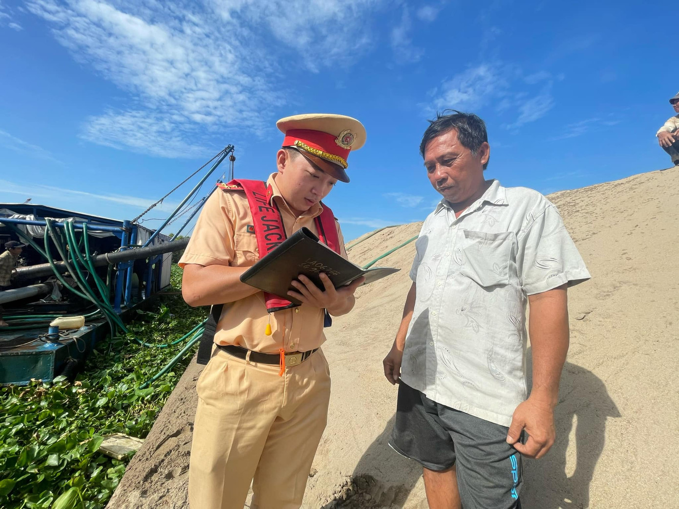 CSGT kiểm tra phương tiện hút cát trên sông Sài Gòn đoạn cầu Bình Gởi thuộc xã An Sơn, TP Thuận An