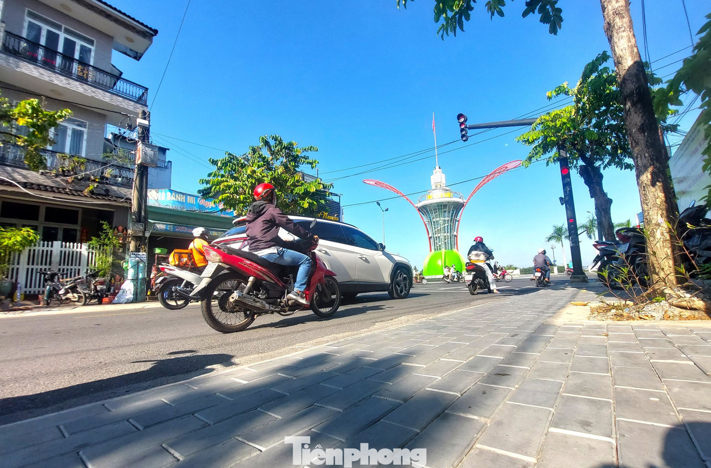 Hiện nay, nhiều tuyến đường đã hoàn thành việc lát gạch vỉa hè. Trong đó có các đường Lê Hồng Phong, Yersin, Cách Mạng Tháng Tám, Bạch Đằng, Quang Trung và 30/4, Phú Lợi; Huỳnh Văn Lũy… Ngoài ra, có 30 tuyến đường khu vực trung tâm tỉnh Bình Dương đang thi công cải tạo, thay mới gạch vỉa hè. Hiện nay, nhiều tuyến đường đã hoàn thành việc lát gạch vỉa hè. Trong đó có các đường Lê Hồng Phong, Yersin, Cách Mạng Tháng Tám, Bạch Đằng, Quang Trung và 30/4, Phú Lợi; Huỳnh Văn Lũy… Ngoài ra, có 30 tuyến đường khu vực trung tâm tỉnh Bình Dương đang thi công cải tạo, thay mới gạch vỉa hè.