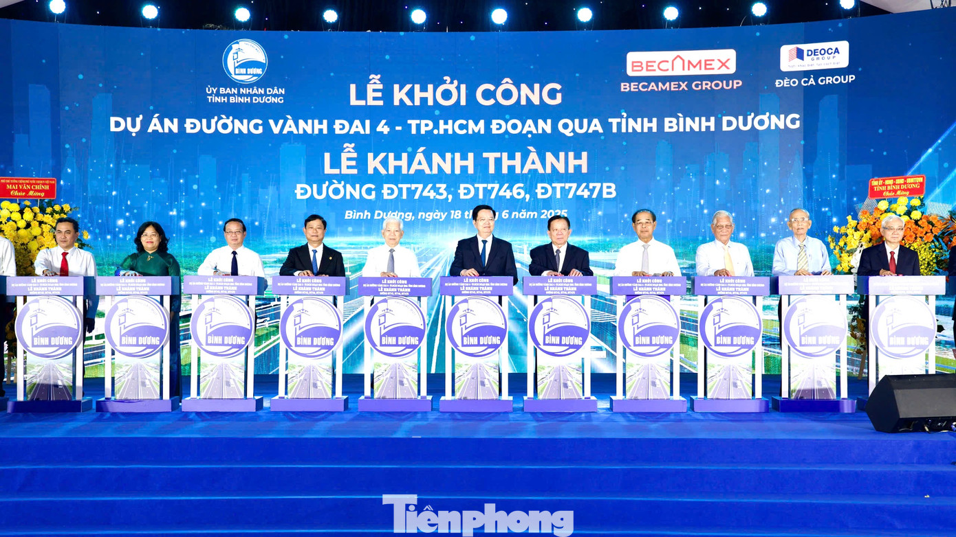 Các đại biểu thực hiện nghi thức khởi công đường Vành đai 4 TPHCM đoạn qua Bình Dương Các đại biểu thực hiện nghi thức khởi công đường Vành đai 4 TPHCM đoạn qua Bình Dương