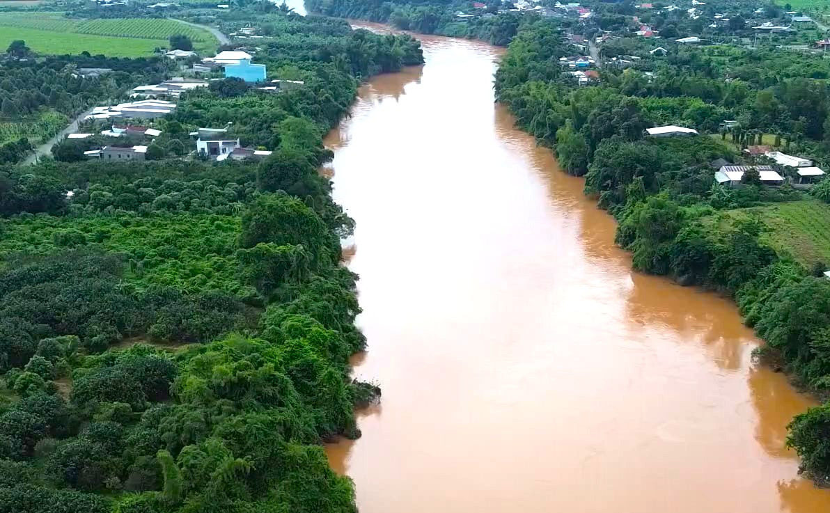 Sông Bé chảy qua các tỉnh Đắk Nông, Bình Phước, Bình Dương và Đồng Nai Sông Bé chảy qua các tỉnh Đắk Nông, Bình Phước, Bình Dương và Đồng Nai
