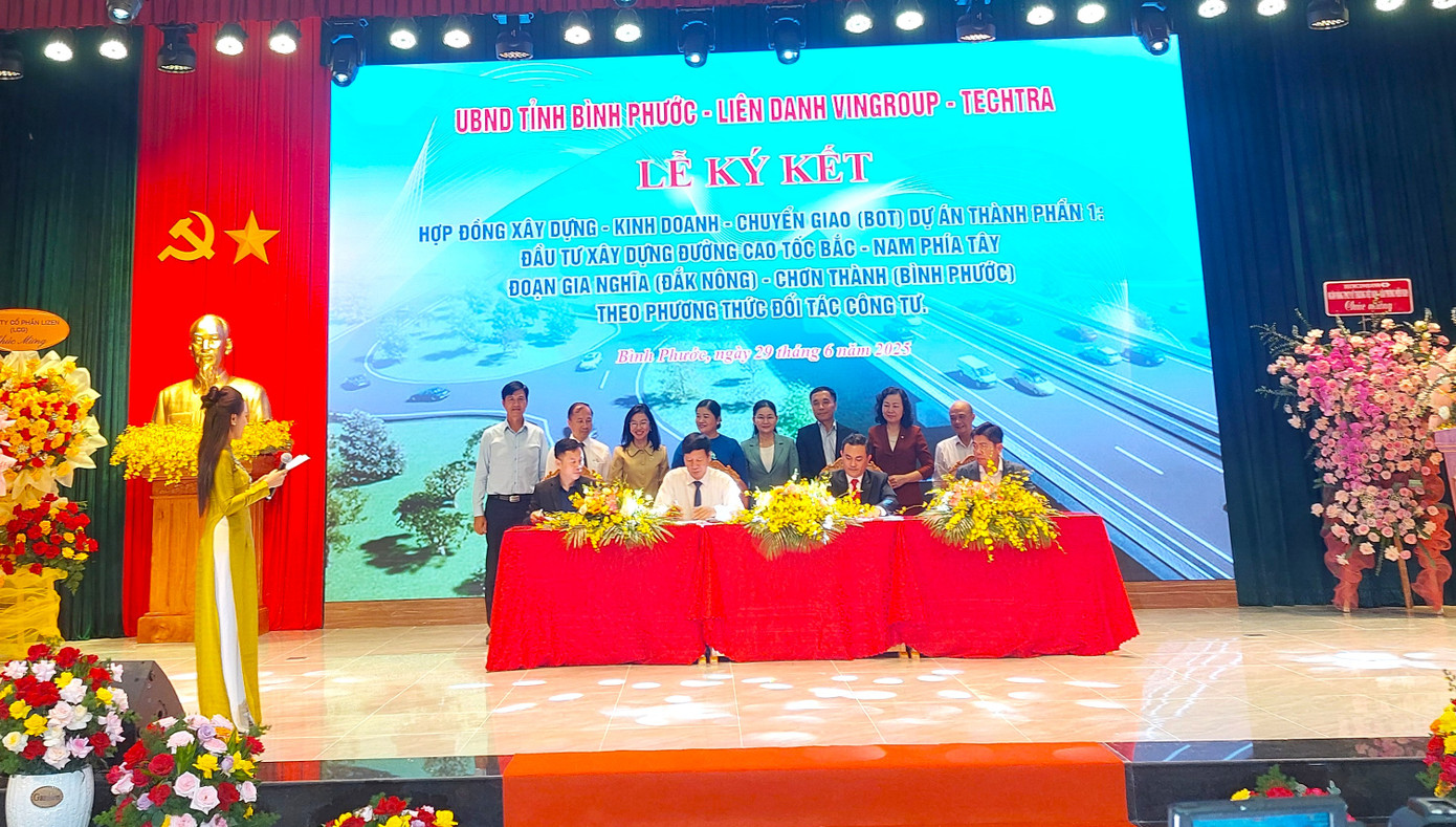 UBND tỉnh Bình Phước và các đơn vị thực hiện ký kết đầu tư dự án tuyến cao tốc Bắc - Nam phía Tây UBND tỉnh Bình Phước và các đơn vị thực hiện ký kết đầu tư dự án tuyến cao tốc Bắc - Nam phía Tây