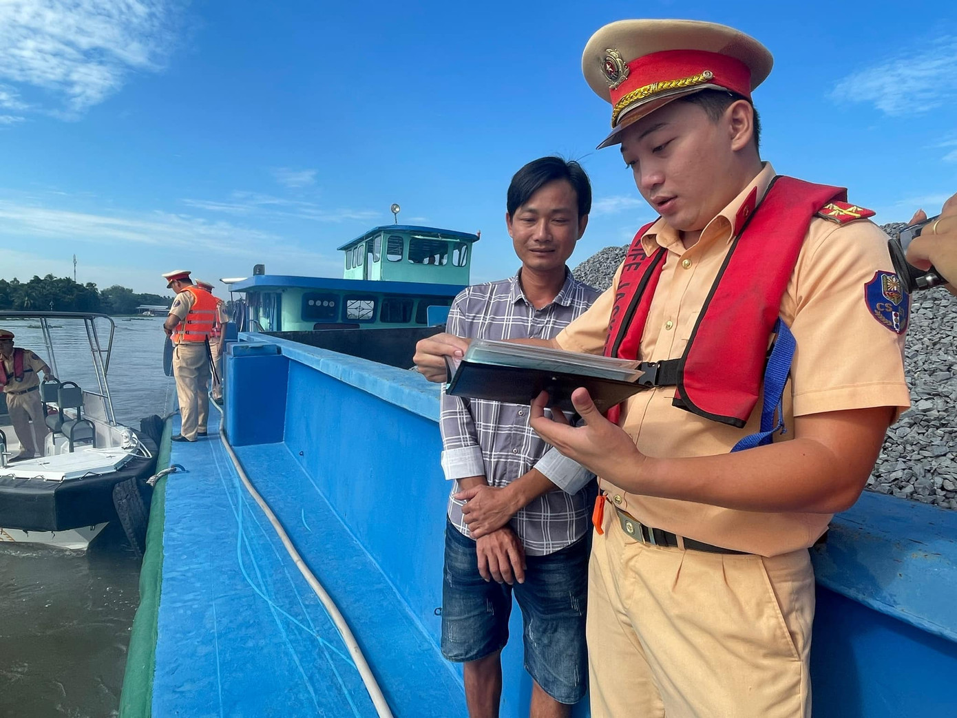 CSGT kiểm tra phương tiện vận tải trên sông