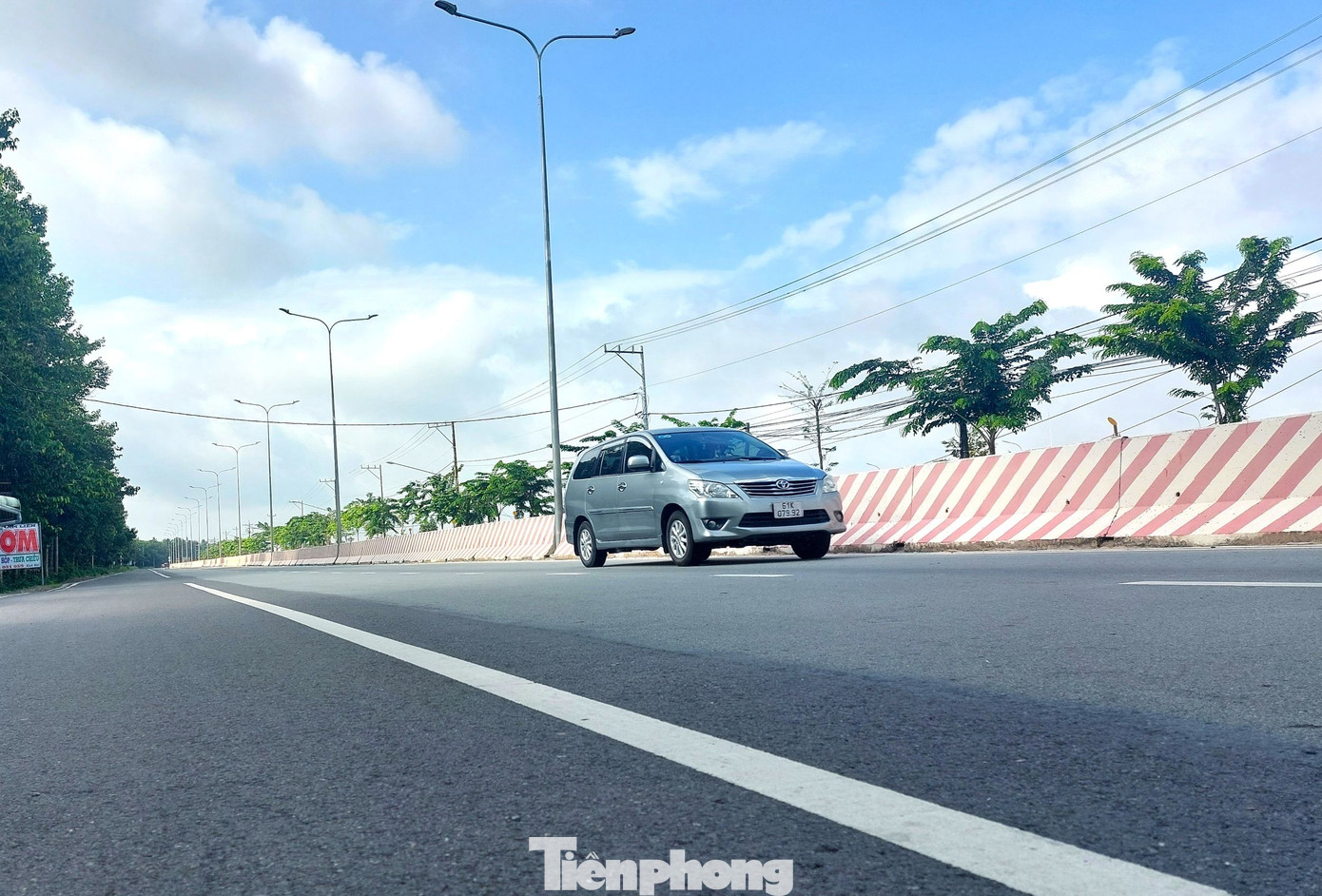 Công trình nâng cấp, mở rộng đường ĐT.744 đoạn Km12 - Km32 (đoạn thuộc huyện Dầu Tiếng) là đoạn cuối của toàn bộ dự án. Phần dự án đoạn qua huyện Dầu Tiếng có tổng mức đầu tư trên 680,9 tỷ đồng, với chiều dài tuyến gần 20km, bề rộng mặt đường 25m, tải trọng xe 12 tấn; vận tốc 60 km/h; kết cấu mặt đường bê tông nhựa nóng. Đoạn trong đô thị có hệ thống thoát nước, cây xanh, chiếu sáng.