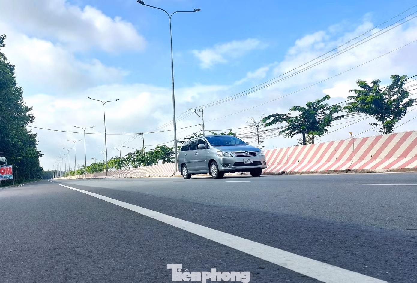 Công trình nâng cấp, mở rộng đường ĐT.744 đoạn Km12 - Km32 (đoạn thuộc huyện Dầu Tiếng) là đoạn cuối của toàn bộ dự án. Phần dự án đoạn qua huyện Dầu Tiếng có tổng mức đầu tư trên 680,9 tỷ đồng, với chiều dài tuyến gần 20km, bề rộng mặt đường 25m, tải trọng xe 12 tấn; vận tốc 60 km/h; kết cấu mặt đường bê tông nhựa nóng. Đoạn trong đô thị có hệ thống thoát nước, cây xanh, chiếu sáng.
