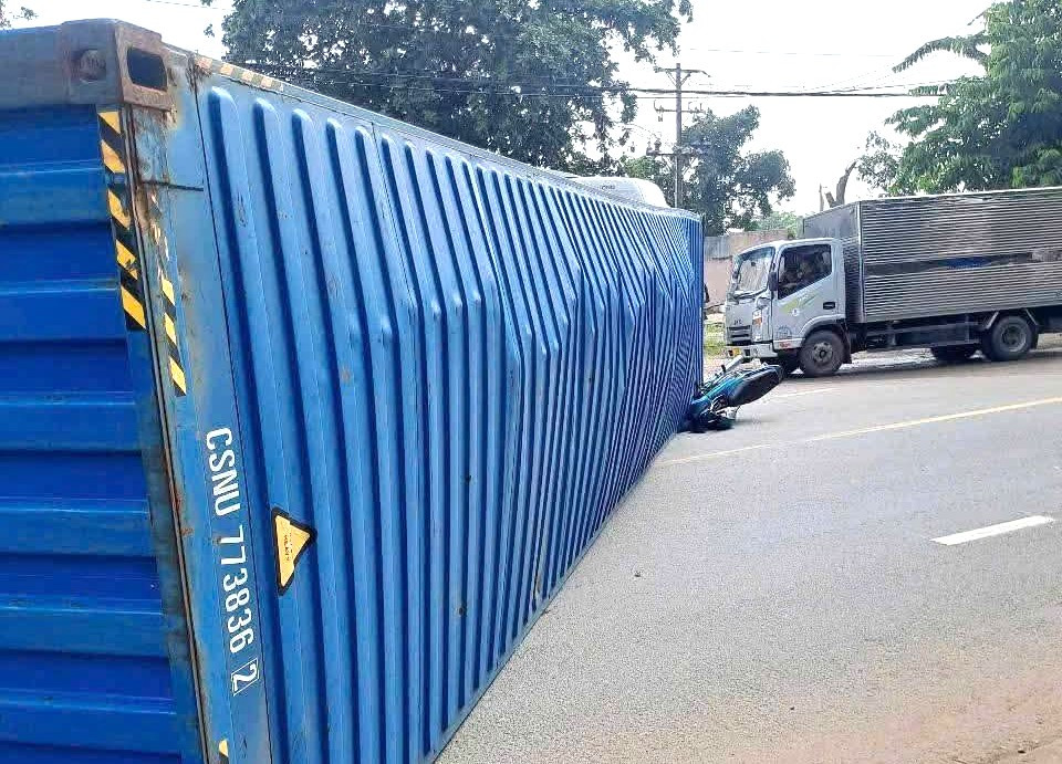 Thùng container lật nhào giữa đường