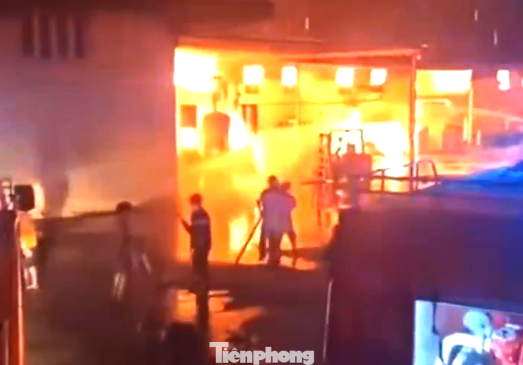 Lực lượng chức năng nỗ lực khống chế ngọn lửa