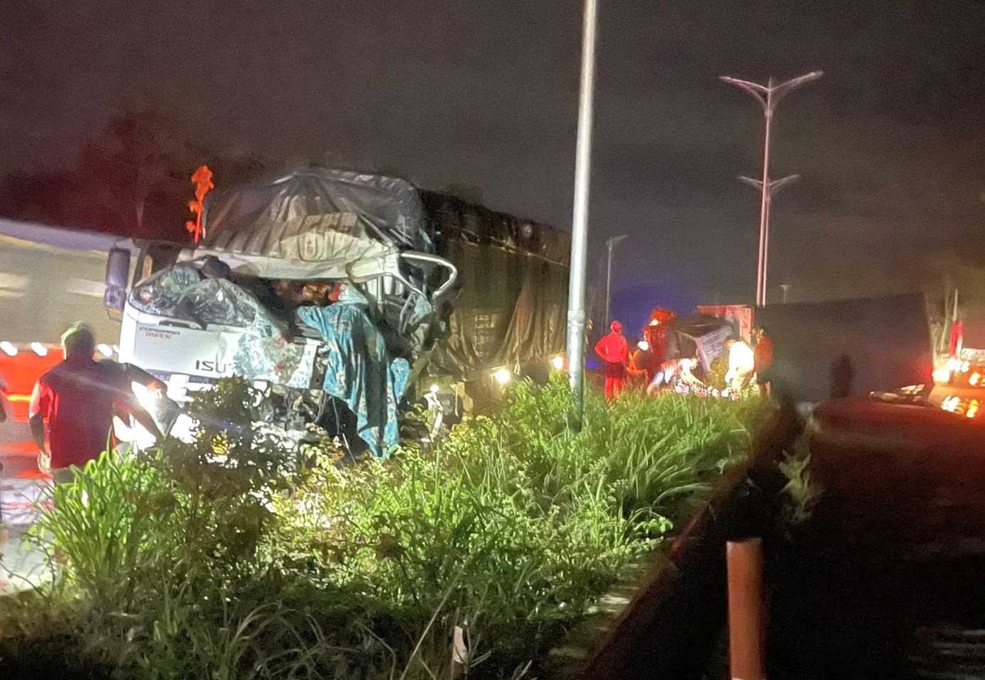 Ngay sau khi xảy ra vụ tai nạn, Công an tỉnh Bình Dương có mặt tại hiện trường để khám nghiệm điều tra nguyên nhân.