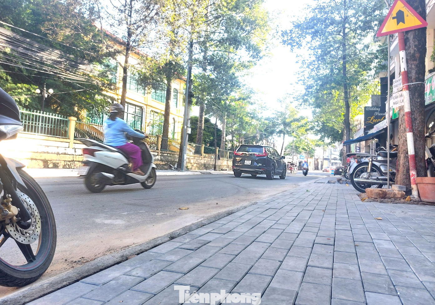 Các tuyến đường đô thị đều được đầu tư đồng bộ vỉa hè, cây xanh, hệ thống chiếu sáng, thoát nước. Trong đó, đối với các tuyến đường đã đầu tư xây dựng vỉa hè từ lâu, xuống cấp, hư hỏng… TP Thủ Dầu Một thực hiện cải tạo. Đại diện đơn vị thi công tại tuyến đường này cho biết đã huy động tối đa nhân lực, vật lực để đẩy nhanh tiến độ, hạn chế ảnh hưởng đến sinh hoạt, kinh doanh của người dân. Các tuyến đường đô thị đều được đầu tư đồng bộ vỉa hè, cây xanh, hệ thống chiếu sáng, thoát nước. Trong đó, đối với các tuyến đường đã đầu tư xây dựng vỉa hè từ lâu, xuống cấp, hư hỏng… TP Thủ Dầu Một thực hiện cải tạo. Đại diện đơn vị thi công tại tuyến đường này cho biết đã huy động tối đa nhân lực, vật lực để đẩy nhanh tiến độ, hạn chế ảnh hưởng đến sinh hoạt, kinh doanh của người dân.