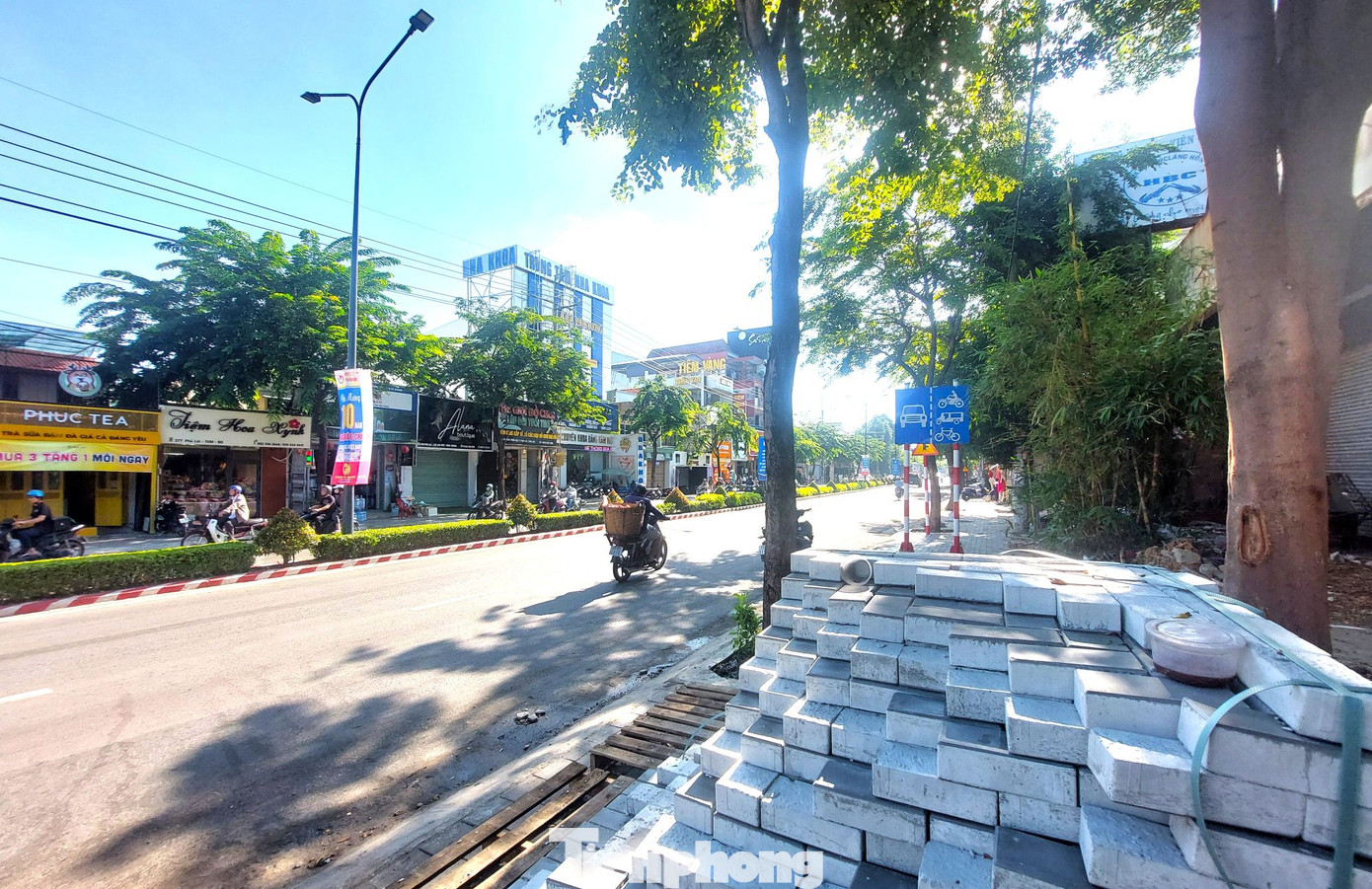 Công tác chỉnh trang đô thị, cải tạo vỉa hè đồng bộ 28 tuyến đường chính khu vực trung tâm của tỉnh Bình Dương có tổng mức đầu tư khoảng 300 tỷ đồng. Công tác chỉnh trang đô thị, cải tạo vỉa hè đồng bộ 28 tuyến đường chính khu vực trung tâm của tỉnh Bình Dương có tổng mức đầu tư khoảng 300 tỷ đồng.