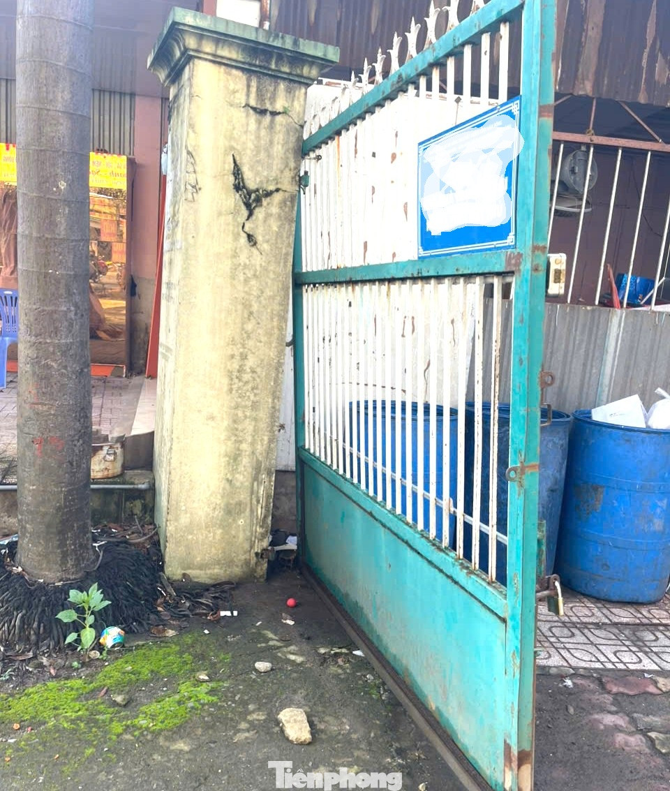 Cửa cổng bị trộm phá hỏng Cửa cổng bị trộm phá hỏng