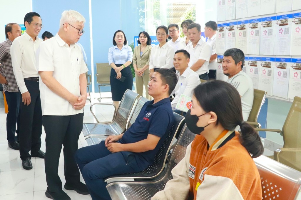 Bí thư Tỉnh ủy Bình Dương Nguyễn Văn Lợi (bìa trái) khảo sát nơi làm việc dự kiến của phường Bình Dương mới