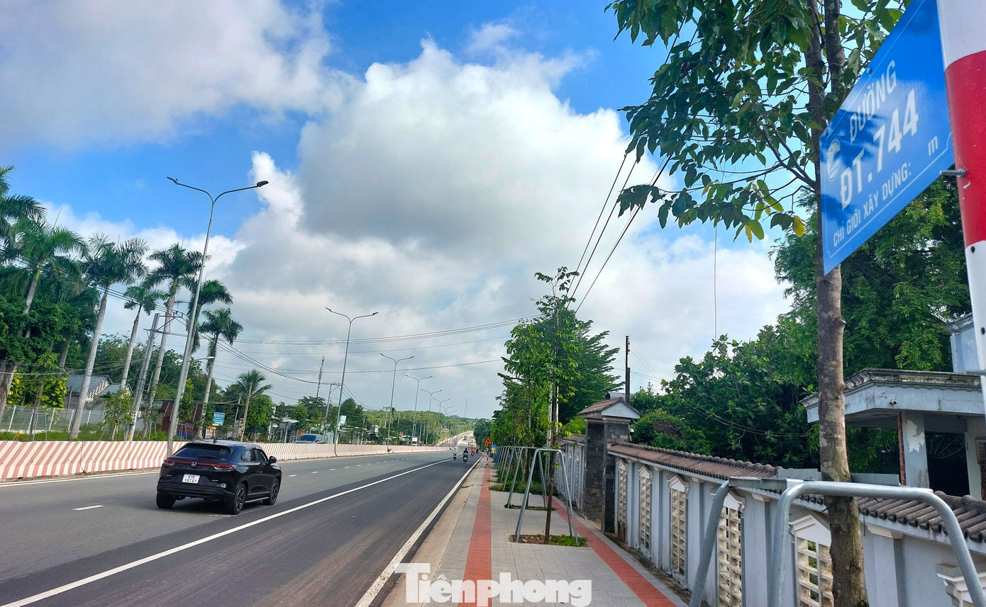 Ngày 4/6, ghi nhận của phóng viên báo Tiền Phong, dự án Nâng cấp đường ĐT.744 đoạn qua xã Thanh An đến thị trấn Dầu Tiếng (huyện Dầu Tiếng, tỉnh Bình Dương) đã hoàn thành, đưa vào sử dụng.