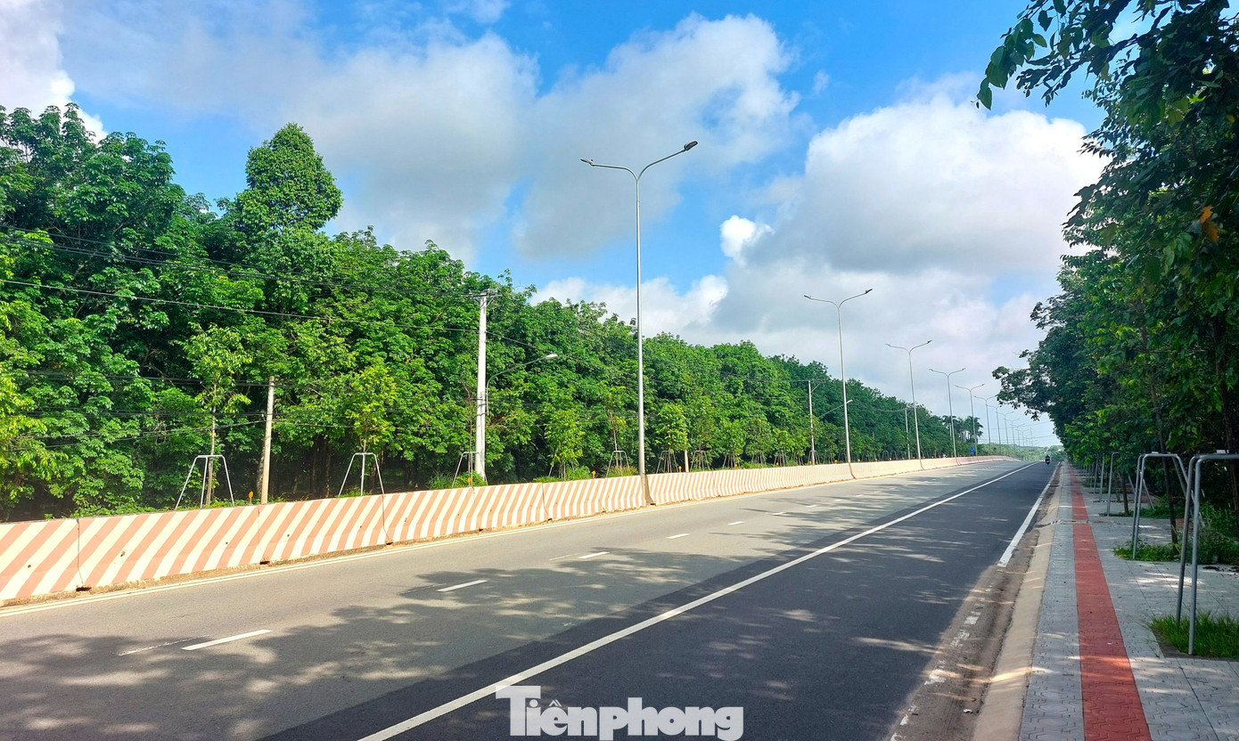 Tuyến đường đã hoàn chỉnh 6 làn xe, vỉa hè, cây xanh, chiếu sáng.
