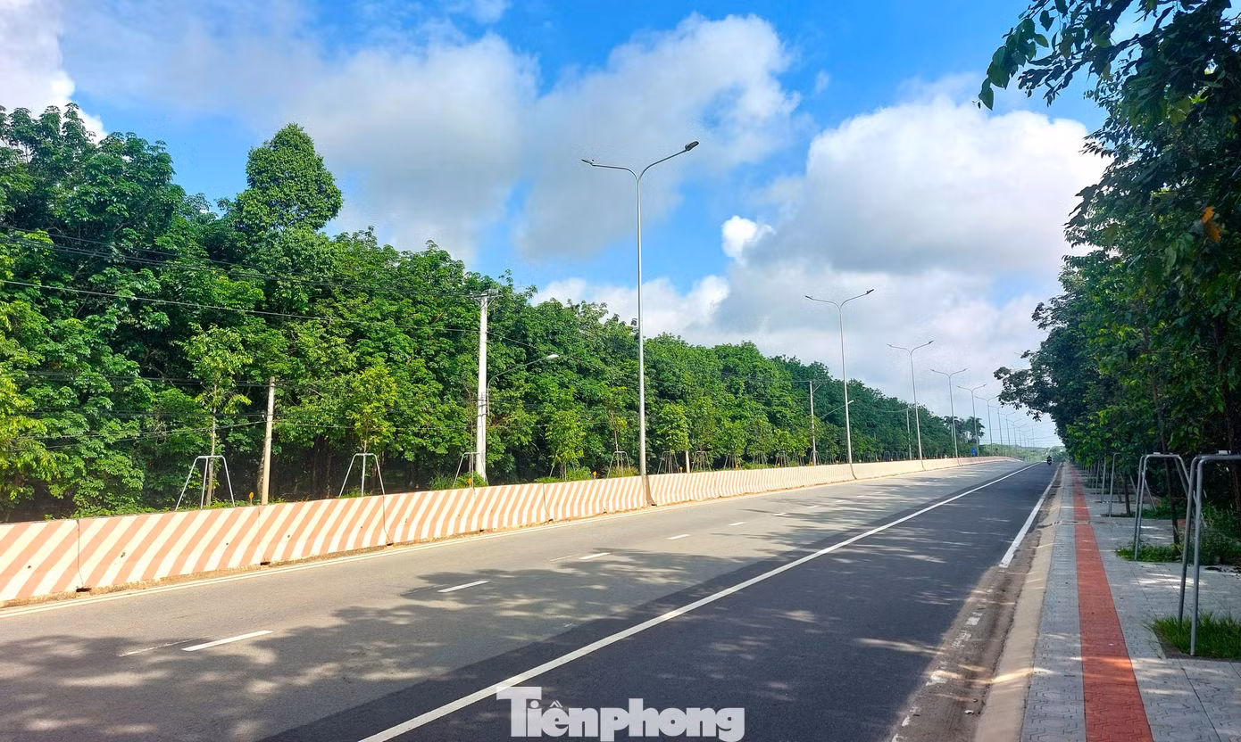 Tuyến đường đã hoàn chỉnh 6 làn xe, vỉa hè, cây xanh, chiếu sáng.
