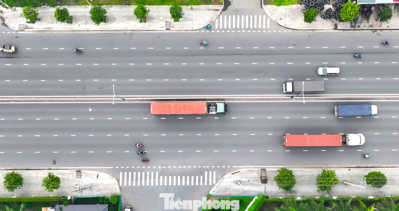 Ba tuyến đường ĐT.743, ĐT.746 và ĐT.747B là những tuyến đường huyết mạch, có tính kết nối vùng và liên vùng được tỉnh Bình Dương nâng cấp từ 4 làn xe lên 6 làn, có đoạn hay ùn tắc được nâng tới 8 đến 10 làn. Trong ảnh là đường ĐT.743.