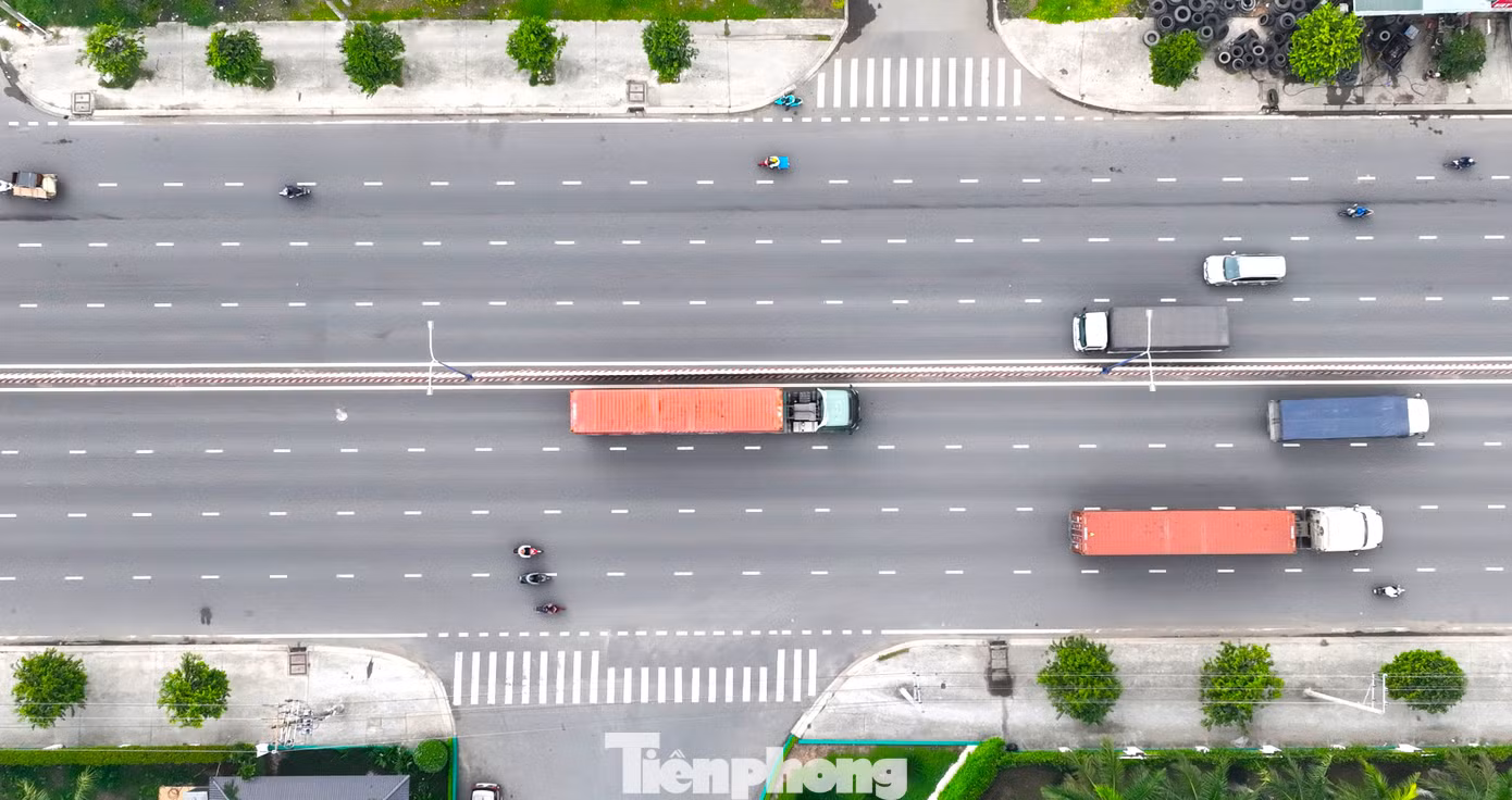 Ba tuyến đường ĐT.743, ĐT.746 và ĐT.747B là những tuyến đường huyết mạch, có tính kết nối vùng và liên vùng được tỉnh Bình Dương nâng cấp từ 4 làn xe lên 6 làn, có đoạn hay ùn tắc được nâng tới 8 đến 10 làn. Trong ảnh là đường ĐT.743.