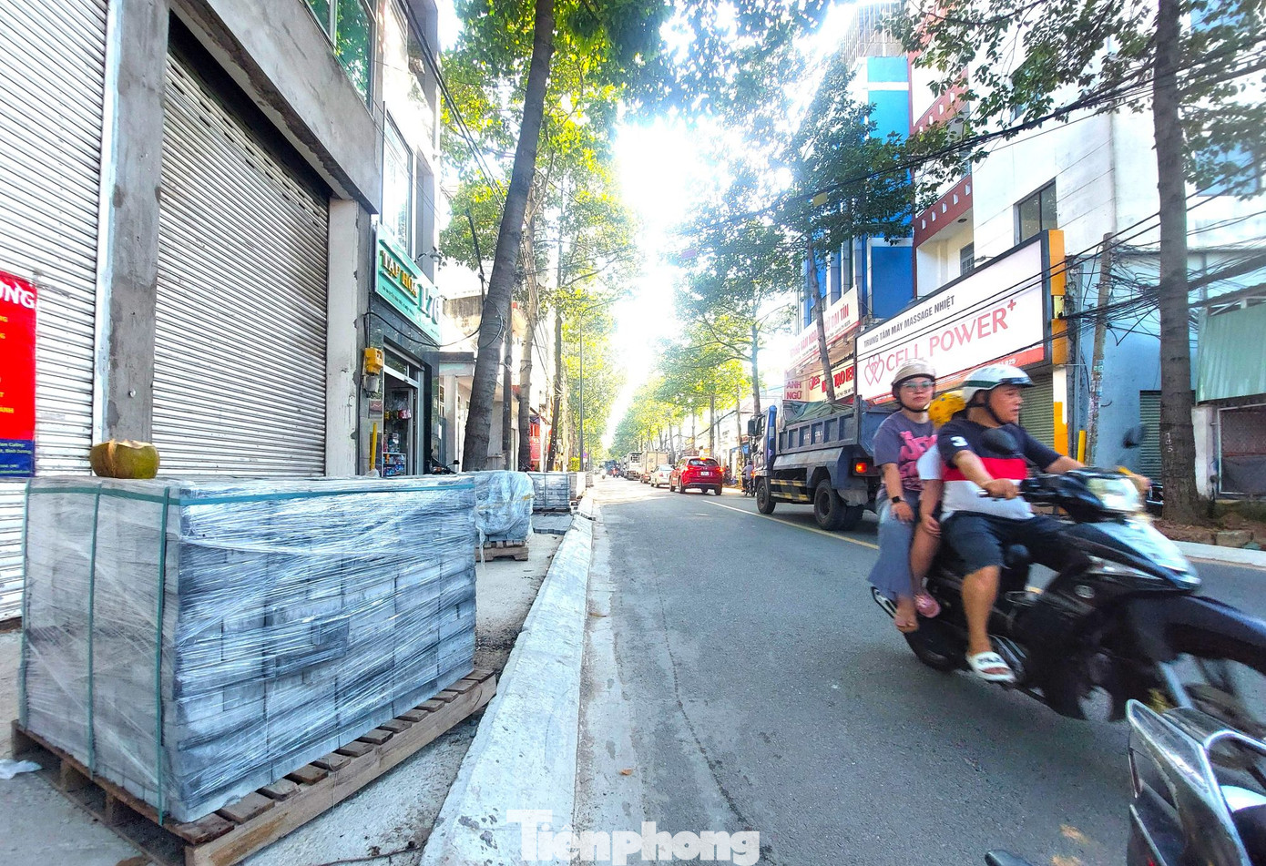 Tại TP Thủ Dầu Một, nhiều tuyến đường đang được sửa chữa, nâng cấp. “Vỉa hè được đào múc, ảnh hưởng đến hoạt động kinh doanh của gia đình. Dù công trình thi công gây bất tiện, nhưng nghĩ tới đường phố khang trang, sạch đẹp sau khi hoàn thành, tôi lại hào hứng”- chị Mai, chủ cơ sở kinh doanh trên đường Nguyễn Văn Tiết (phường Phú Cường, TP Thủ Dầu Một) chia sẻ. Tại TP Thủ Dầu Một, nhiều tuyến đường đang được sửa chữa, nâng cấp. “Vỉa hè được đào múc, ảnh hưởng đến hoạt động kinh doanh của gia đình. Dù công trình thi công gây bất tiện, nhưng nghĩ tới đường phố khang trang, sạch đẹp sau khi hoàn thành, tôi lại hào hứng”- chị Mai, chủ cơ sở kinh doanh trên đường Nguyễn Văn Tiết (phường Phú Cường, TP Thủ Dầu Một) chia sẻ.