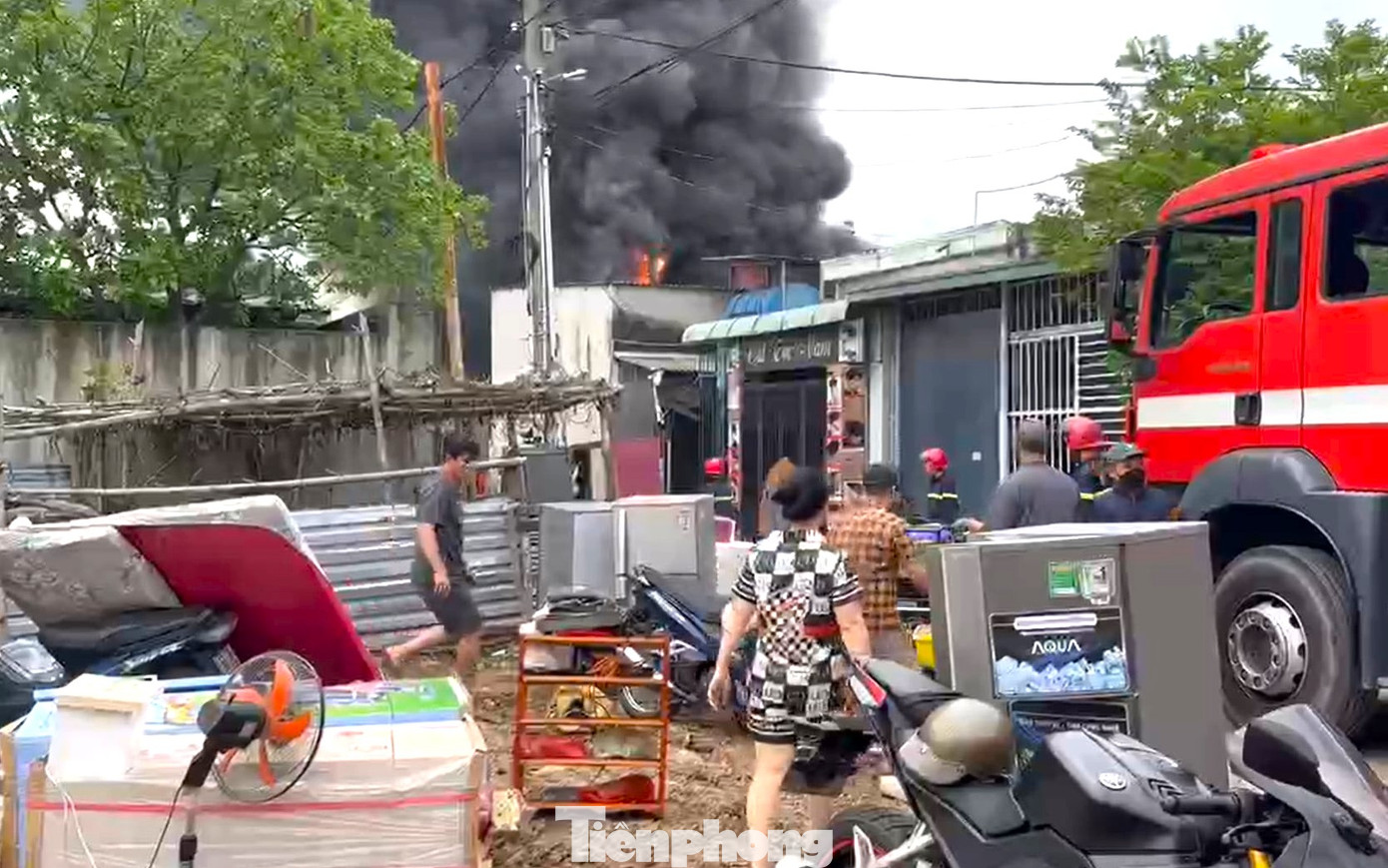 Người ở trọ di dời đồ đạc ra ngoài vì sợ lửa cháy lan