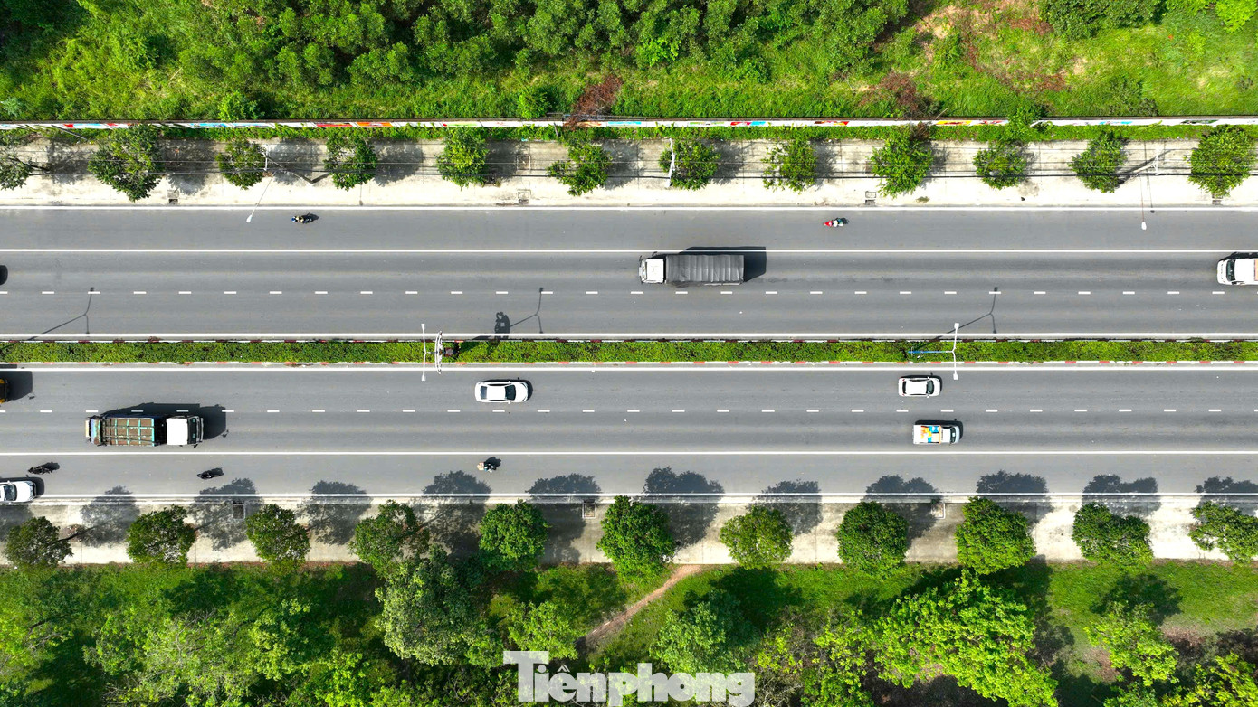 Đường ĐT.746 hỗ trợ vận chuyển nguyên liệu và sản phẩm công nghiệp, đồng thời tạo điều kiện cho phát triển đô thị, thu hút đầu tư vào các khu vực mới. Trong ảnh là đường ĐT.746.