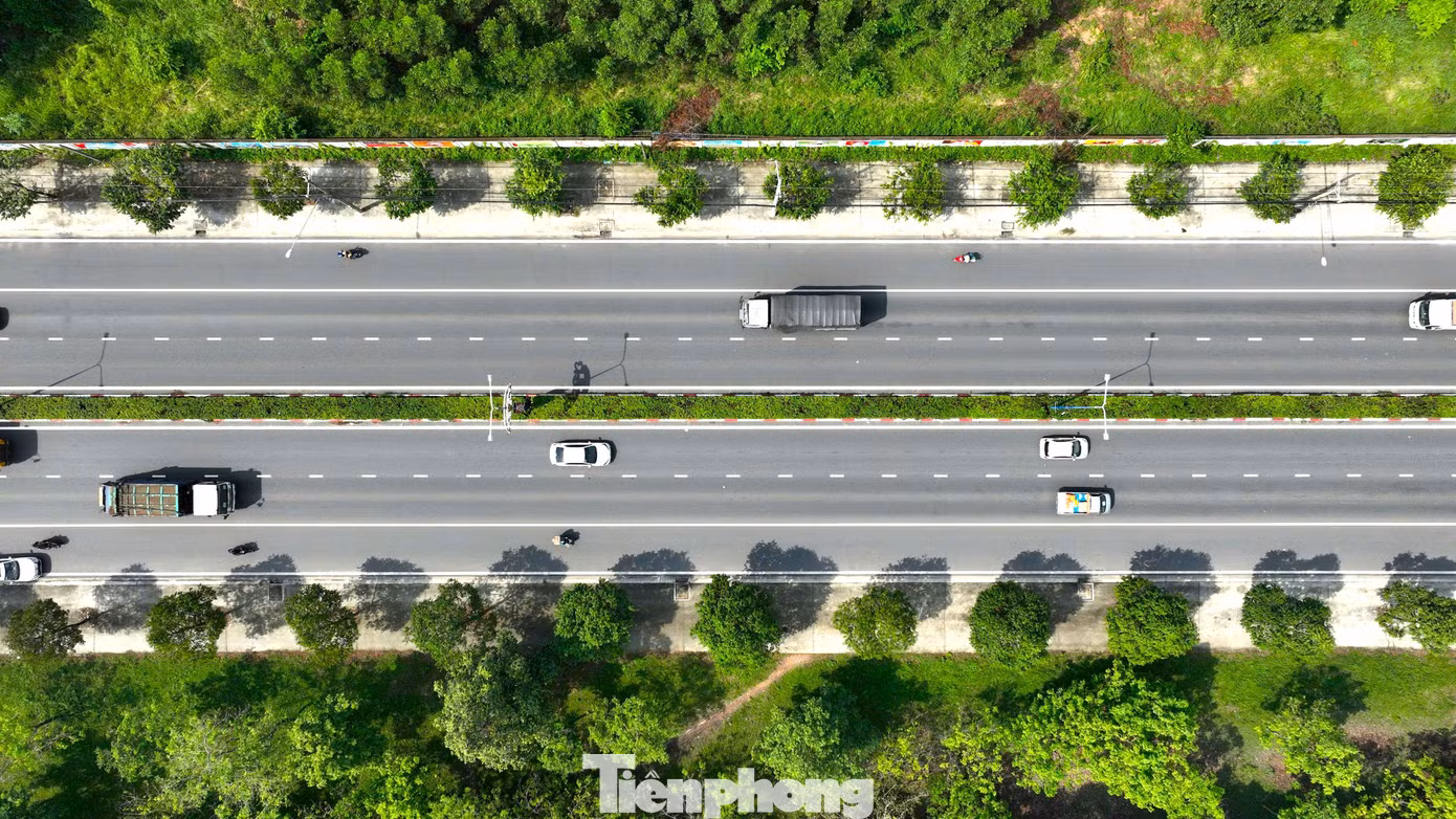 Đường ĐT.746 hỗ trợ vận chuyển nguyên liệu và sản phẩm công nghiệp, đồng thời tạo điều kiện cho phát triển đô thị, thu hút đầu tư vào các khu vực mới. Trong ảnh là đường ĐT.746.