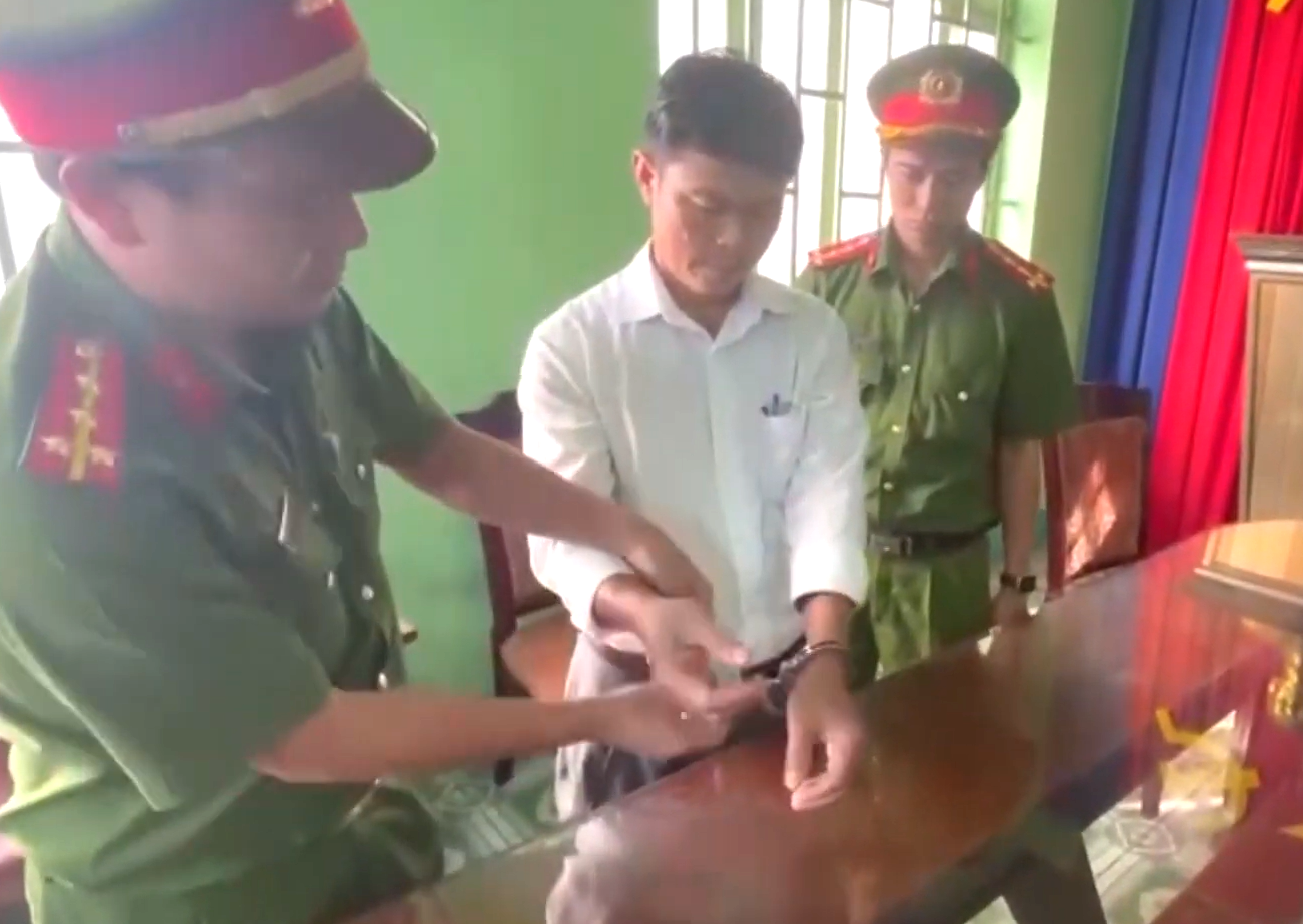 Nguyên Chánh Văn phòng huyện Bù Đăng Phạm Đình Nhất bị khởi tố, bắt giam Nguyên Chánh Văn phòng huyện Bù Đăng Phạm Đình Nhất bị khởi tố, bắt giam