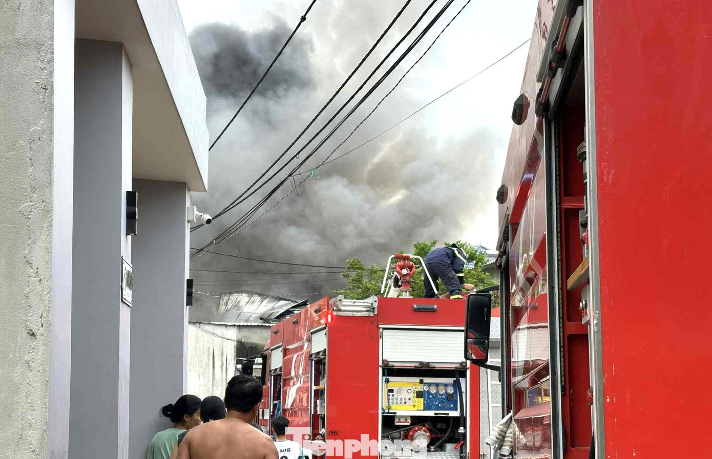 Lực lượng chức năng tưới nước từ nhiều hướng để ngăn lửa cháy lan