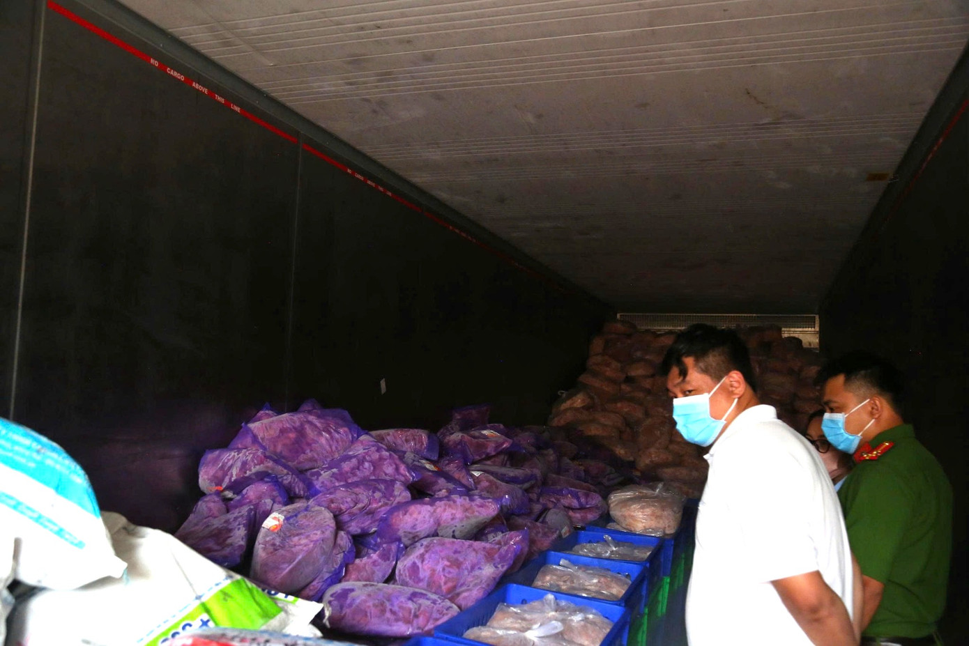 Lực lượng chức năng kiểm tra kho đông lạnh chứa đầy thịt không rõ nguồn gốc Lực lượng chức năng kiểm tra kho đông lạnh chứa đầy thịt không rõ nguồn gốc