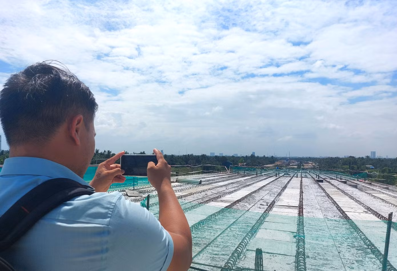 Sau một năm rưỡi thi công, cầu Bình Gởi đã hợp long. Công trình có tổng vốn đầu tư gần 600 tỷ đồng.