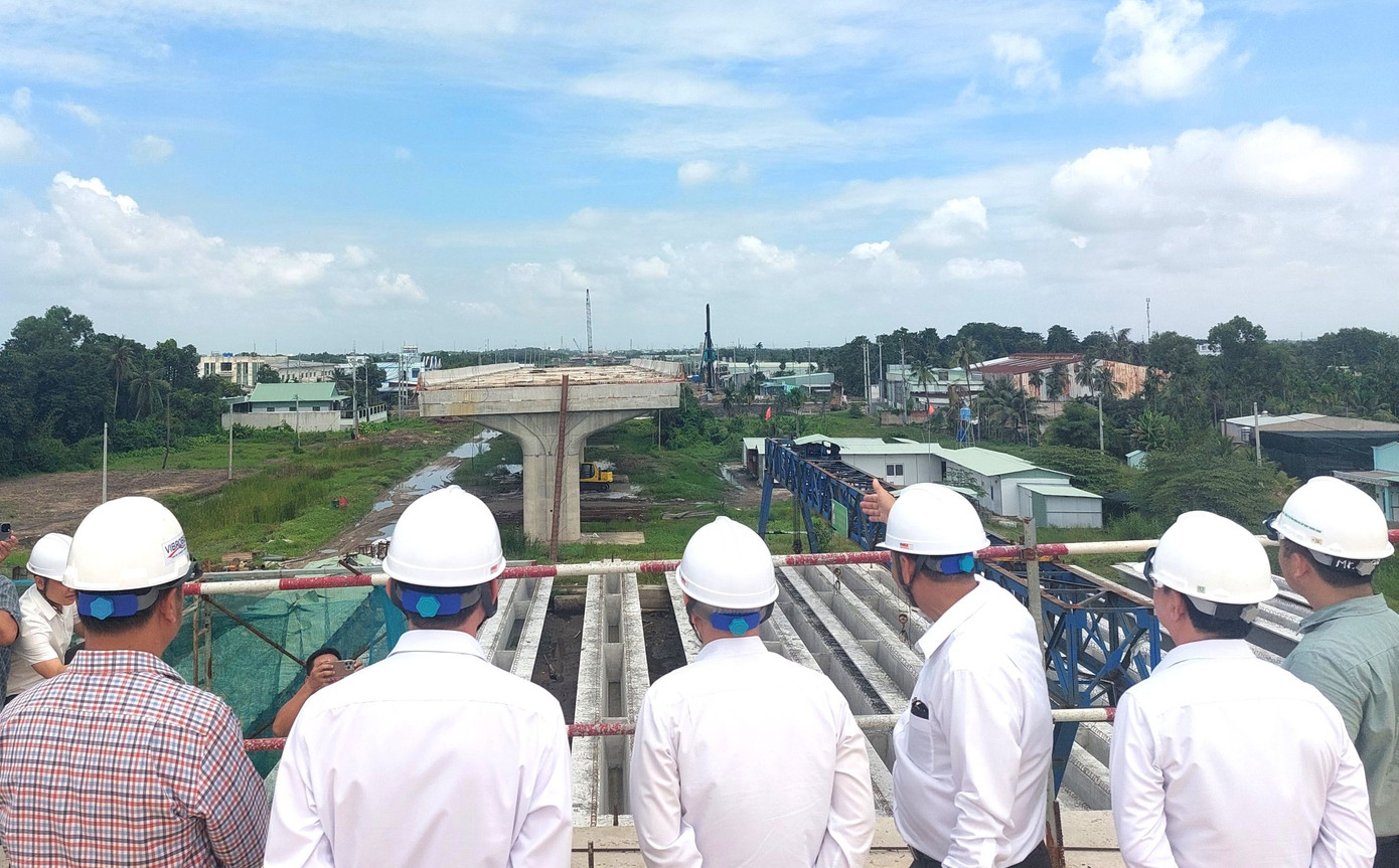 Phần đường dẫn lên cầu Bình Gởi phía TPHCM. Tại lễ hợp long, Bí thư Tỉnh ủy Bình Dương Nguyễn Văn Lợi đề nghị đơn vị thi công tăng ca, làm ngày và đêm. Ông nhấn mạnh, đây là công trình người dân chờ đợi, nên phải đẩy nhanh tiến độ. Phần đường dẫn lên cầu Bình Gởi phía TPHCM. Tại lễ hợp long, Bí thư Tỉnh ủy Bình Dương Nguyễn Văn Lợi đề nghị đơn vị thi công tăng ca, làm ngày và đêm. Ông nhấn mạnh, đây là công trình người dân chờ đợi, nên phải đẩy nhanh tiến độ.