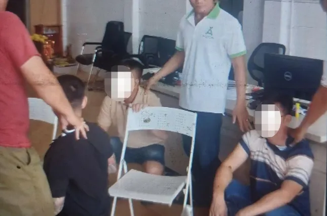 Cảnh sát khống chế một số người có mặt tại văn phòng công chứng (Ảnh: cắt từ clip)