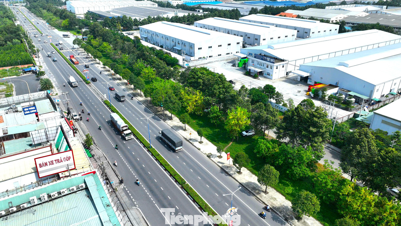 Việc nâng cấp và mở rộng tuyến ĐT.743 đã giảm thiểu ùn tắc, tăng cường khả năng vận chuyển hàng hóa và hành khách, đồng thời thúc đẩy phát triển thương mại, dịch vụ tại các khu vực lân cận. Trong ảnh là đường ĐT.746.