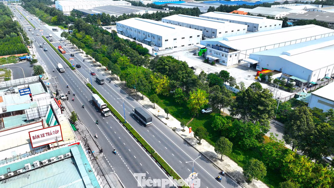 Việc nâng cấp và mở rộng tuyến ĐT.743 đã giảm thiểu ùn tắc, tăng cường khả năng vận chuyển hàng hóa và hành khách, đồng thời thúc đẩy phát triển thương mại, dịch vụ tại các khu vực lân cận. Trong ảnh là đường ĐT.746.