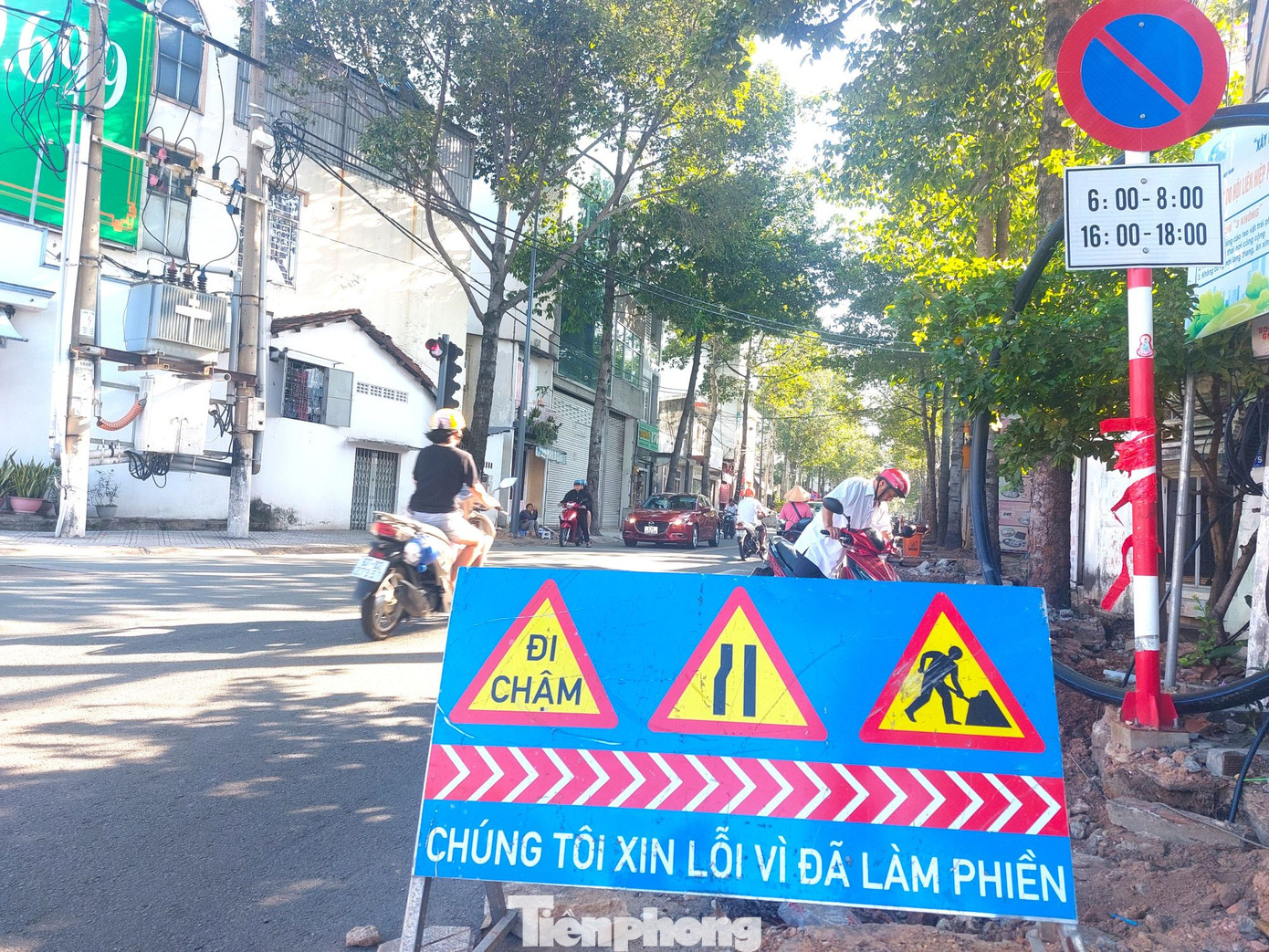 Ngày 16/6, ghi nhận của phóng viên báo Tiền Phong, hàng trăm tuyến đường khu vực đô thị trung tâm tỉnh Bình Dương đang được khẩn trương thi công nâng cấp, lót gạch vỉa hè. Ngày 16/6, ghi nhận của phóng viên báo Tiền Phong, hàng trăm tuyến đường khu vực đô thị trung tâm tỉnh Bình Dương đang được khẩn trương thi công nâng cấp, lót gạch vỉa hè.