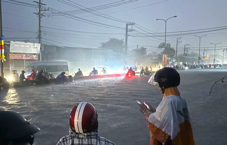 Quốc lộ 1K ngập nặng khi trời mưa lớn Quốc lộ 1K ngập nặng khi trời mưa lớn